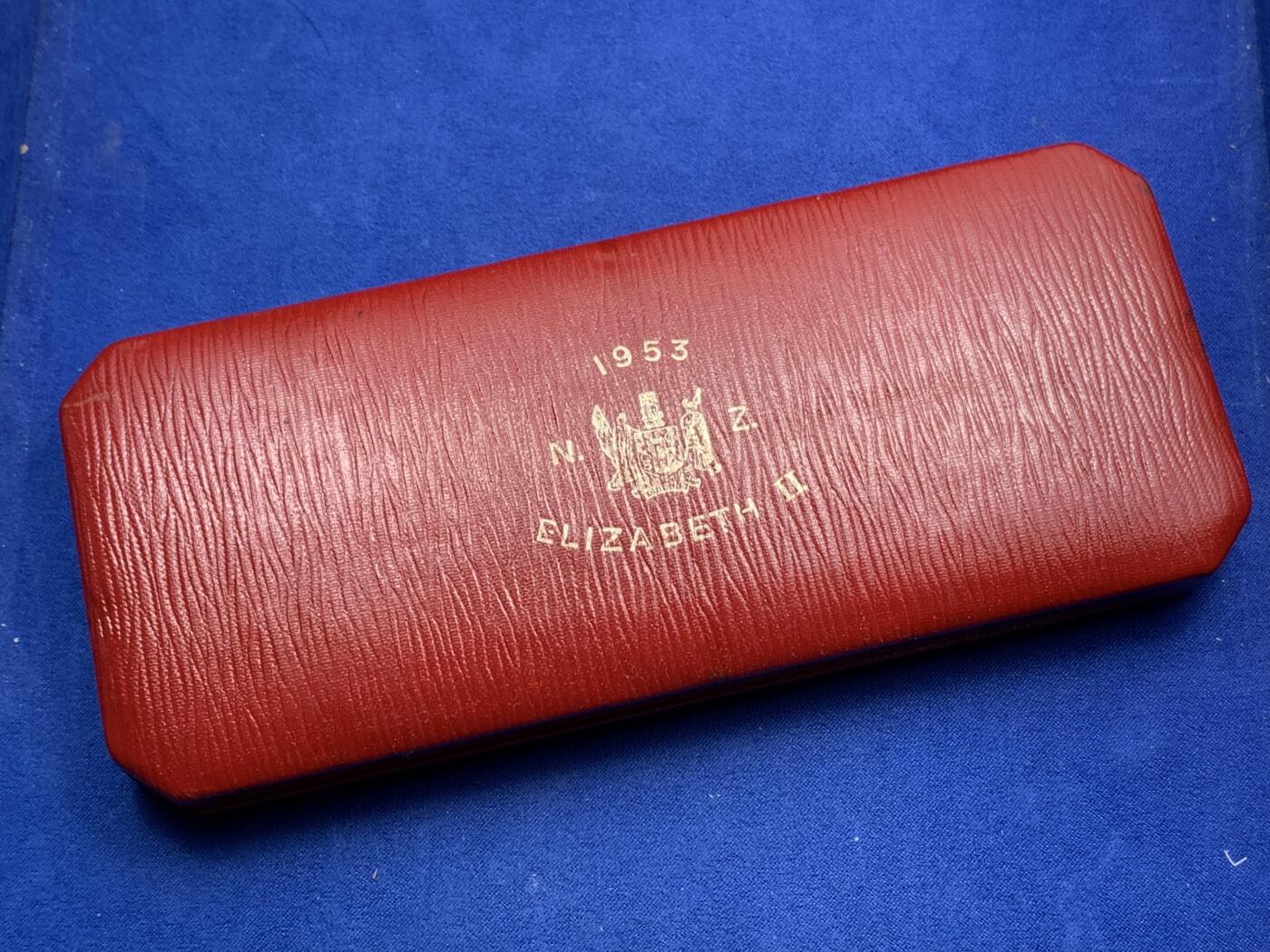 《竞宝斋》第290场- 周日，周一，周二 3场连拍 （全场包邮） 新西兰 1953年 伊丽莎白二世登基原盒