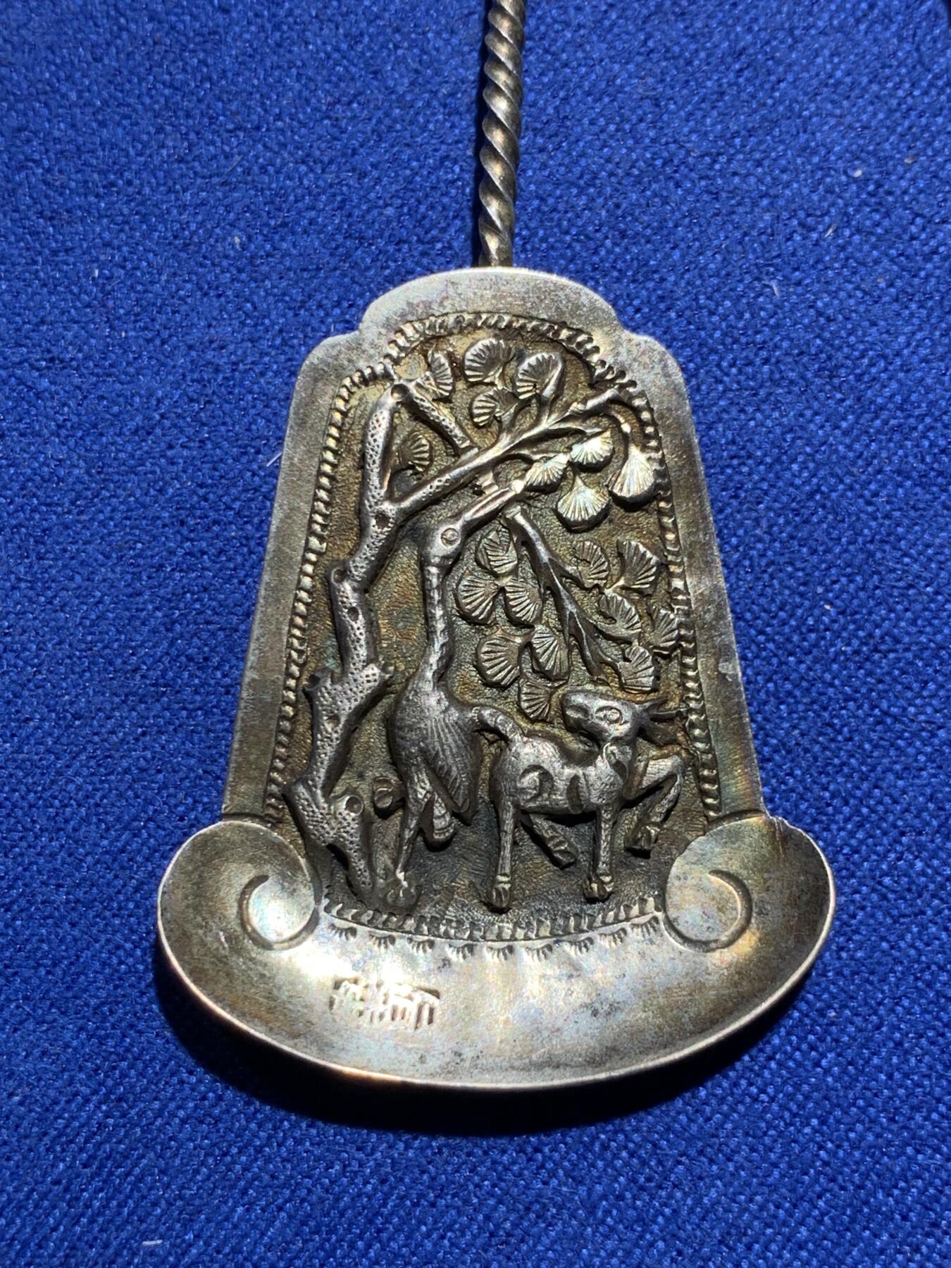 《竞宝斋》第290场- 周日，周一，周二 3场连拍 （全场包邮） 民国时期银质压襟，带泰昌银楼戳记，由广东光绪元宝改制而成非常稀少和漂亮，下挂银剑银刀银扇挖耳勺和银针 22克