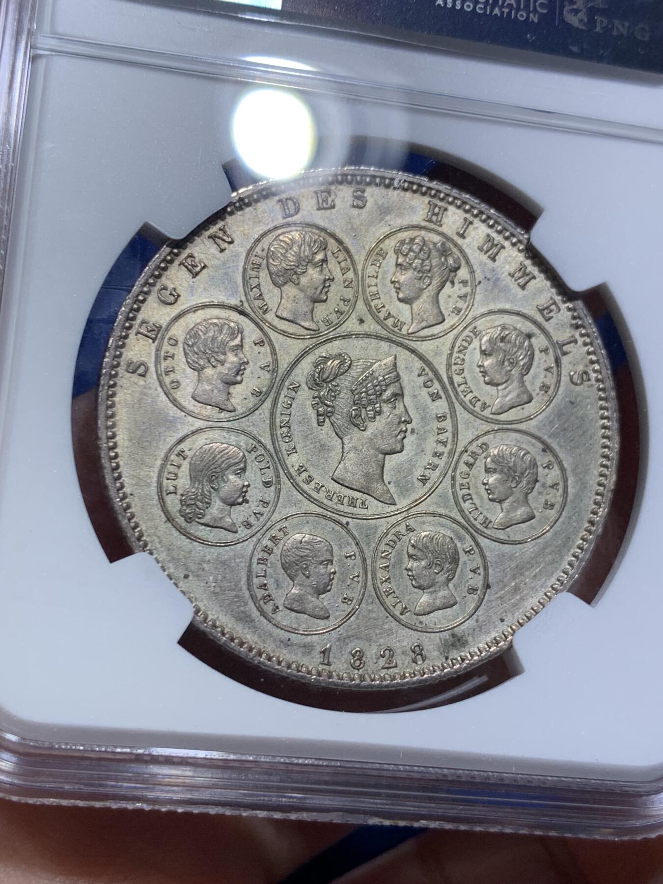 《竞宝斋》第290场- 周日，周一，周二 3场连拍 （全场包邮） NGC UNC 德国 巴伐利亚1828年祝福王室历史协定泰勒大银币 背面中央为王后特蕾莎头像，其四周是八位子女头像  背面人像特别好