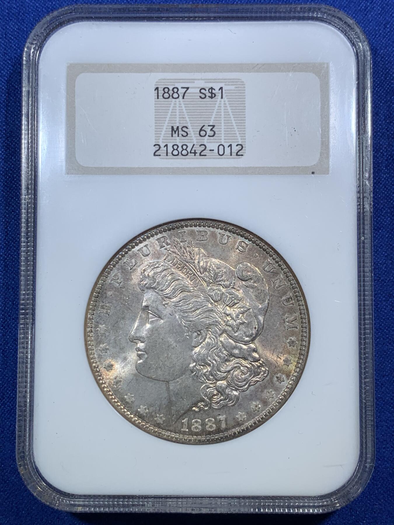 《竞宝斋》第290场- 周日，周一，周二 3场连拍 （全场包邮） NGC MS63 美国1887年摩根银币 漂亮包浆 1990年-1993年的老盒子 镭射标完整 难得一见的老盒子