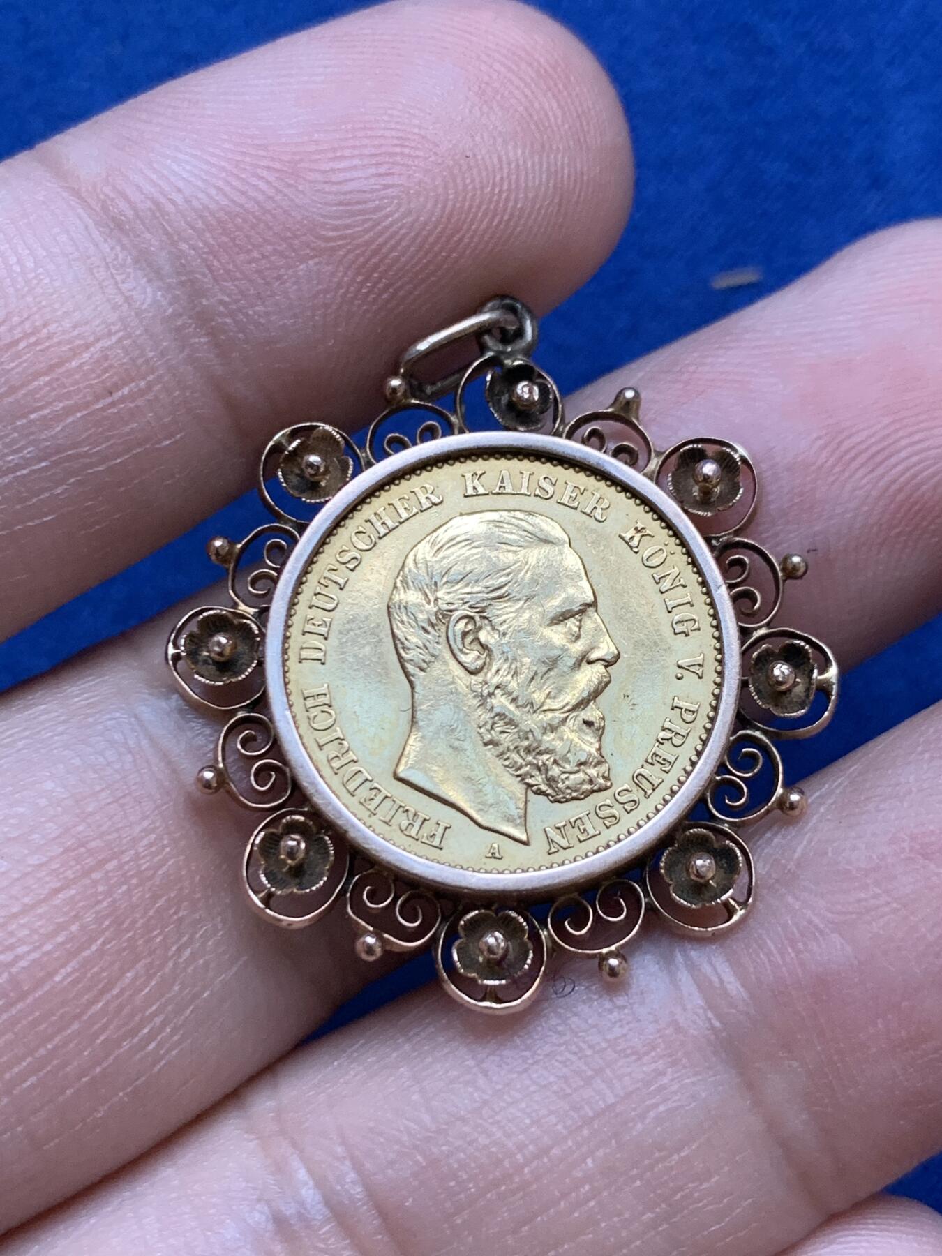 《竞宝斋》第290场- 周日，周一，周二 3场连拍 （全场包邮） 1888年德国弗里德里希三世10马克金币吊坠 18K金包边 工艺精湛 5.94克 正面为弗里德里希三世侧颜头像，背面为普鲁士短翅鹰徽。弗里德里希三世在位99天，也称为“百日皇帝”，钱币仅有1888年这一年份，相对于他的父亲威廉一世和他的儿子威廉二世数量较少。