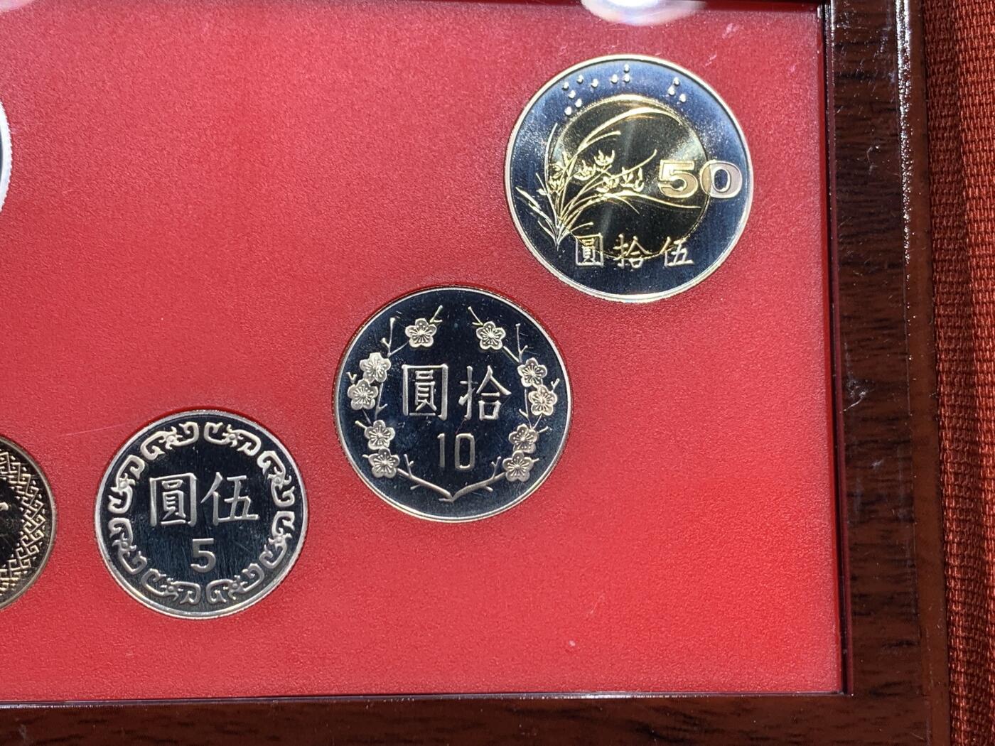 《竞宝斋》第290场- 周日，周一，周二 3场连拍 （全场包邮） 台湾省民国九十年第一轮蛇年精致套币 含二分之一盎司大银章 以及精致莫那鲁道纪念币