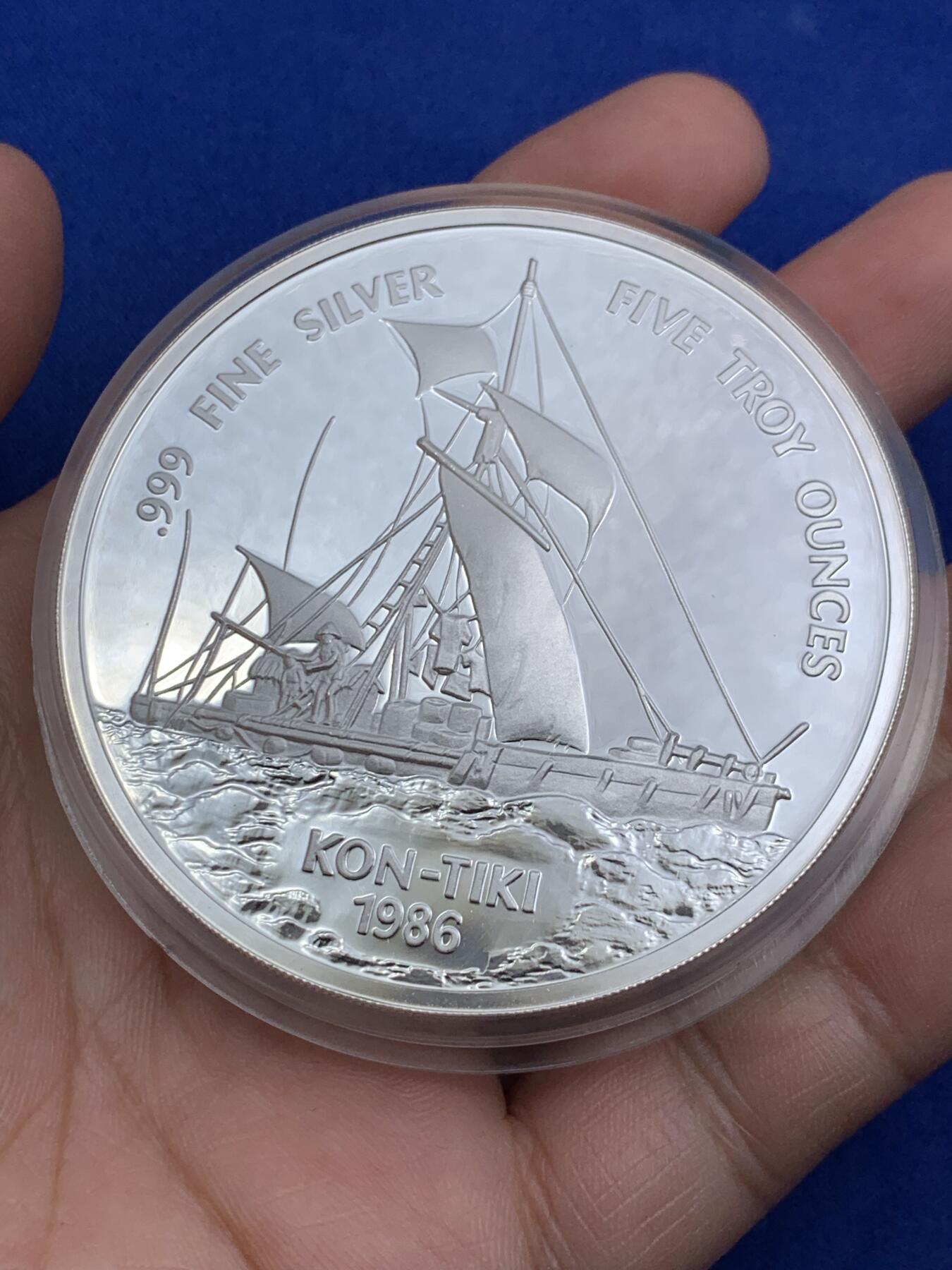 《竞宝斋》第290场- 周日，周一，周二 3场连拍 （全场包邮） 1986西萨摩亚“康提基”号25塔拉纪念银币 5oz 纯度99.9% 直径65mm 原盒原证（证书号：09532） 1988年克劳斯最具艺术币（Most Artistic Coin）