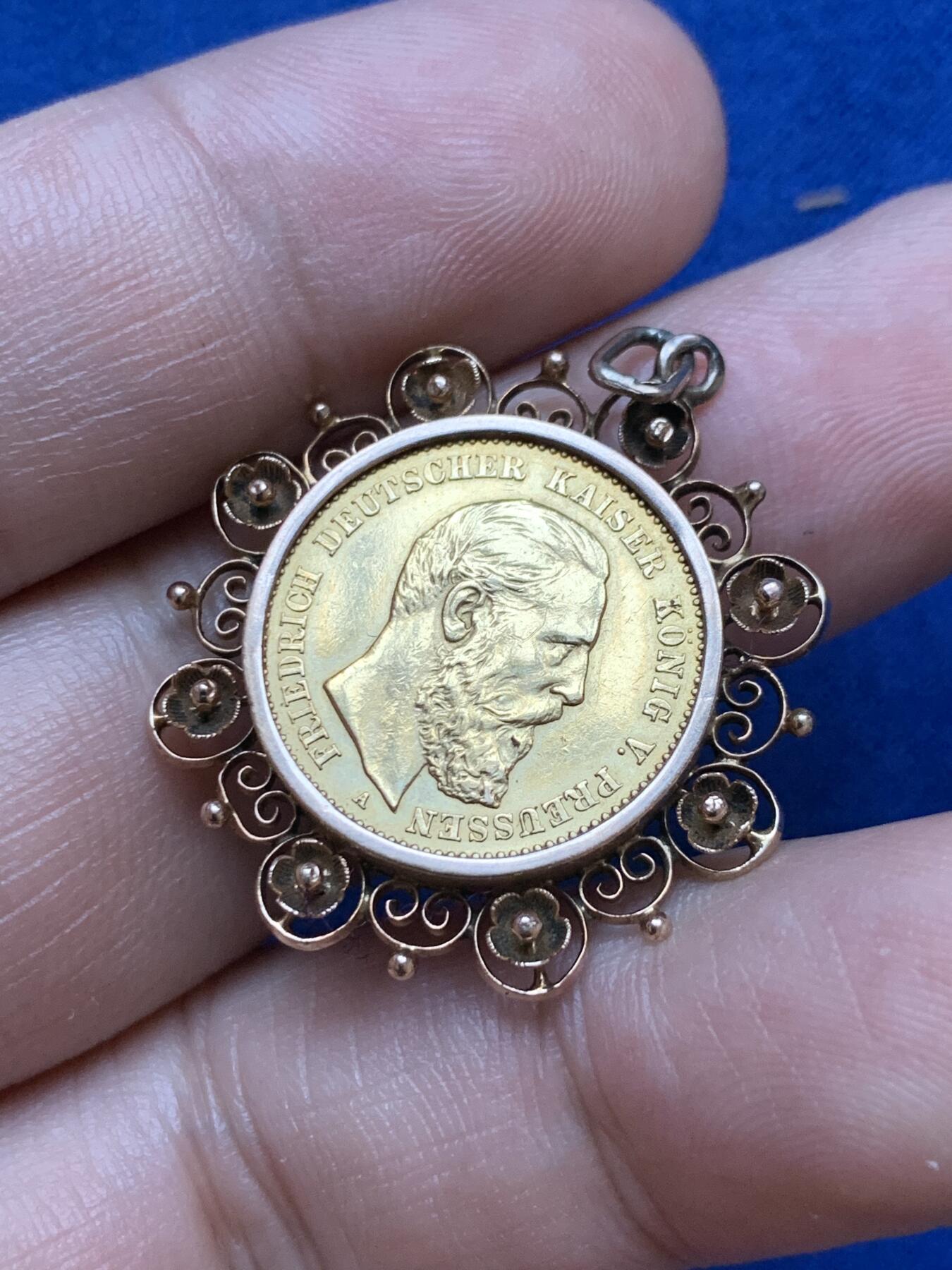 《竞宝斋》第290场- 周日，周一，周二 3场连拍 （全场包邮） 1888年德国弗里德里希三世10马克金币吊坠 18K金包边 工艺精湛 5.94克 正面为弗里德里希三世侧颜头像，背面为普鲁士短翅鹰徽。弗里德里希三世在位99天，也称为“百日皇帝”，钱币仅有1888年这一年份，相对于他的父亲威廉一世和他的儿子威廉二世数量较少。