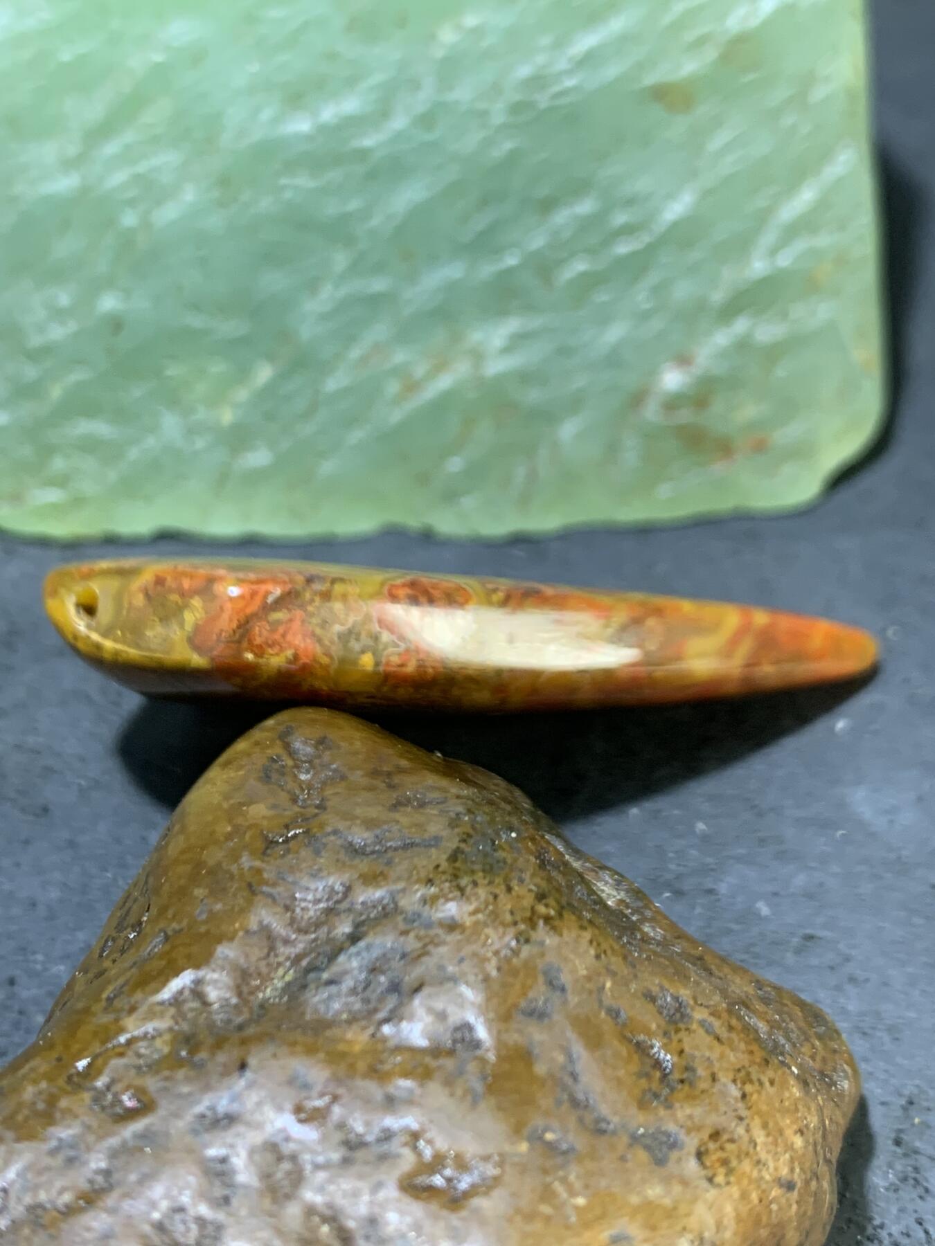 高玉化冰飘草花纹战国红玛瑙牙型吊坠一个！
