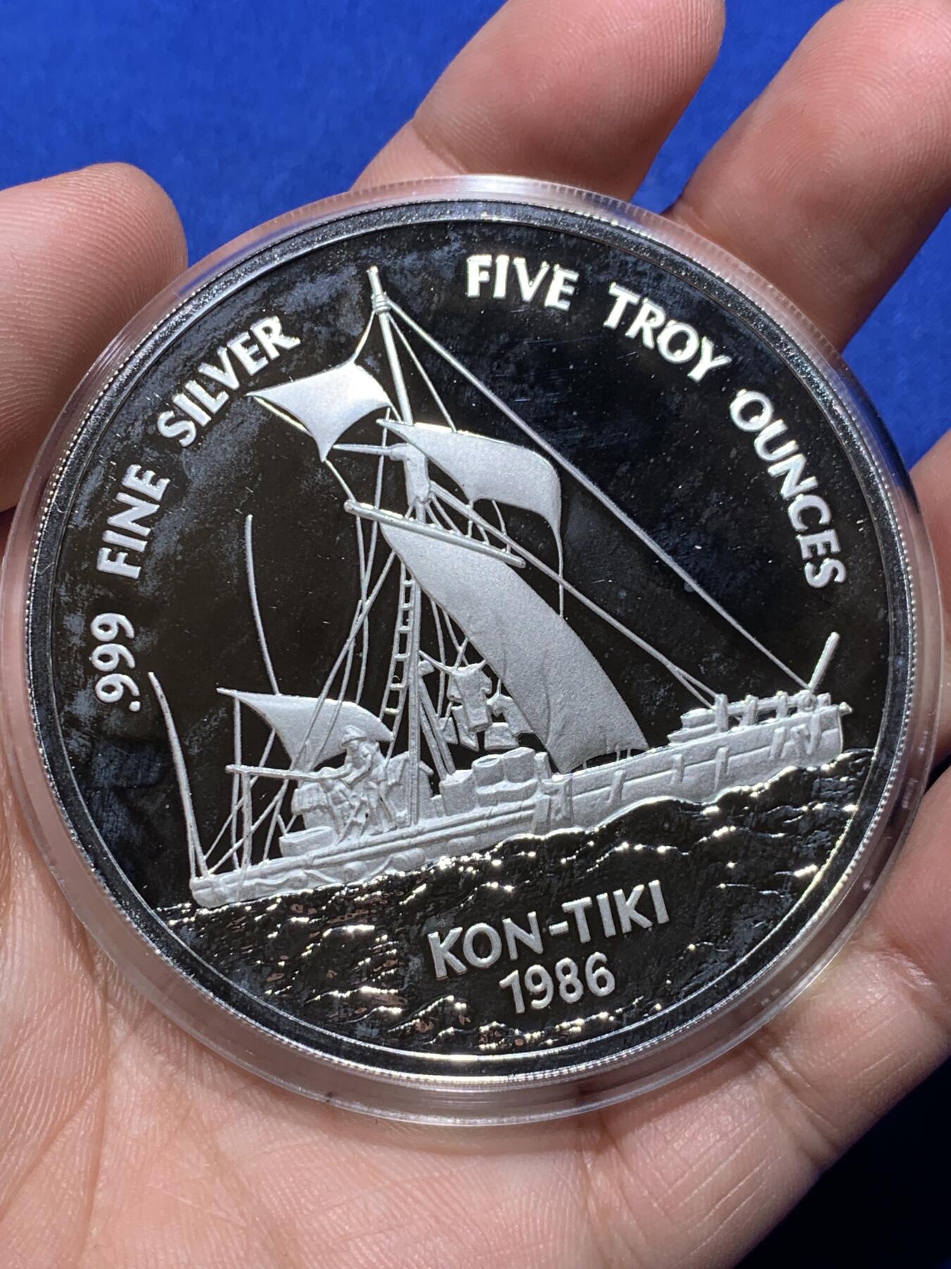 《竞宝斋》第290场- 周日，周一，周二 3场连拍 （全场包邮） 1986西萨摩亚“康提基”号25塔拉纪念银币 5oz 纯度99.9% 直径65mm 原盒原证（证书号：09532） 1988年克劳斯最具艺术币（Most Artistic Coin）