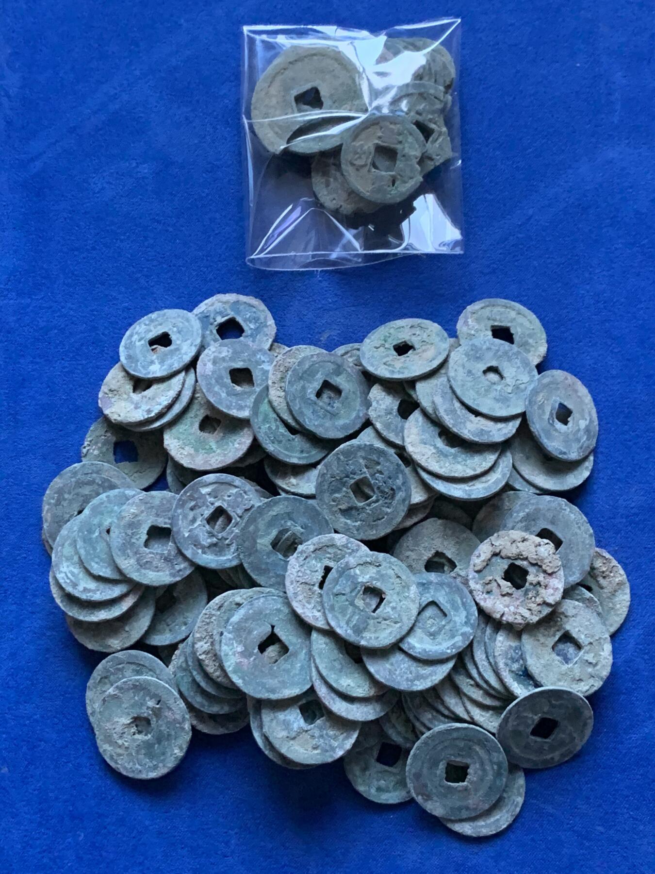 《竞宝斋》第290场- 周日，周一，周二 3场连拍 （全场包邮） 南北宋钱150余枚 锈色佳，含很多开元，政和，太平， 包含许多七八级版。坑口不错。赠送一袋漏裂的折钱，可以回家当趣味品玩。