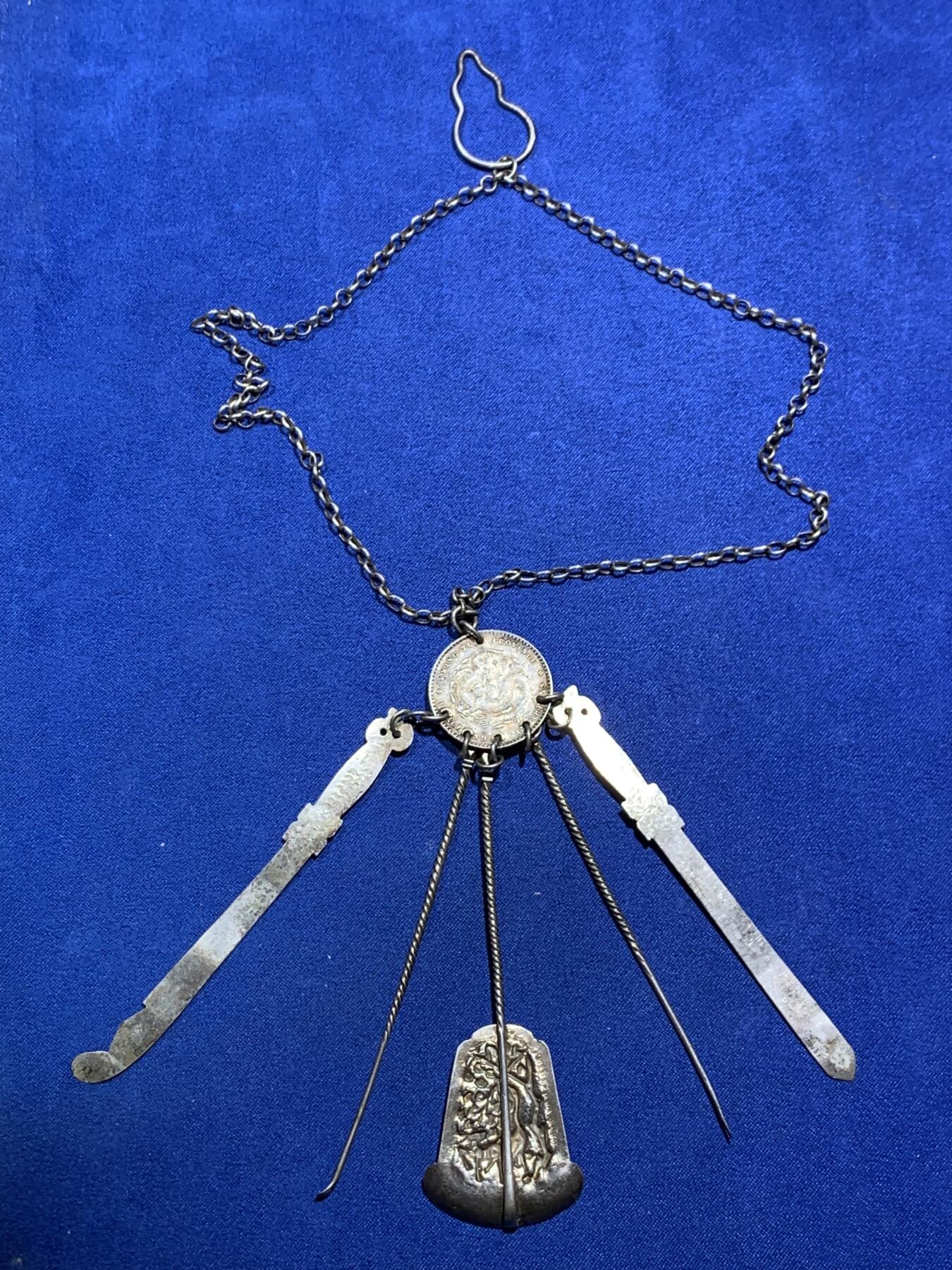 《竞宝斋》第290场- 周日，周一，周二 3场连拍 （全场包邮） 民国时期银质压襟，带泰昌银楼戳记，由广东光绪元宝改制而成非常稀少和漂亮，下挂银剑银刀银扇挖耳勺和银针 22克