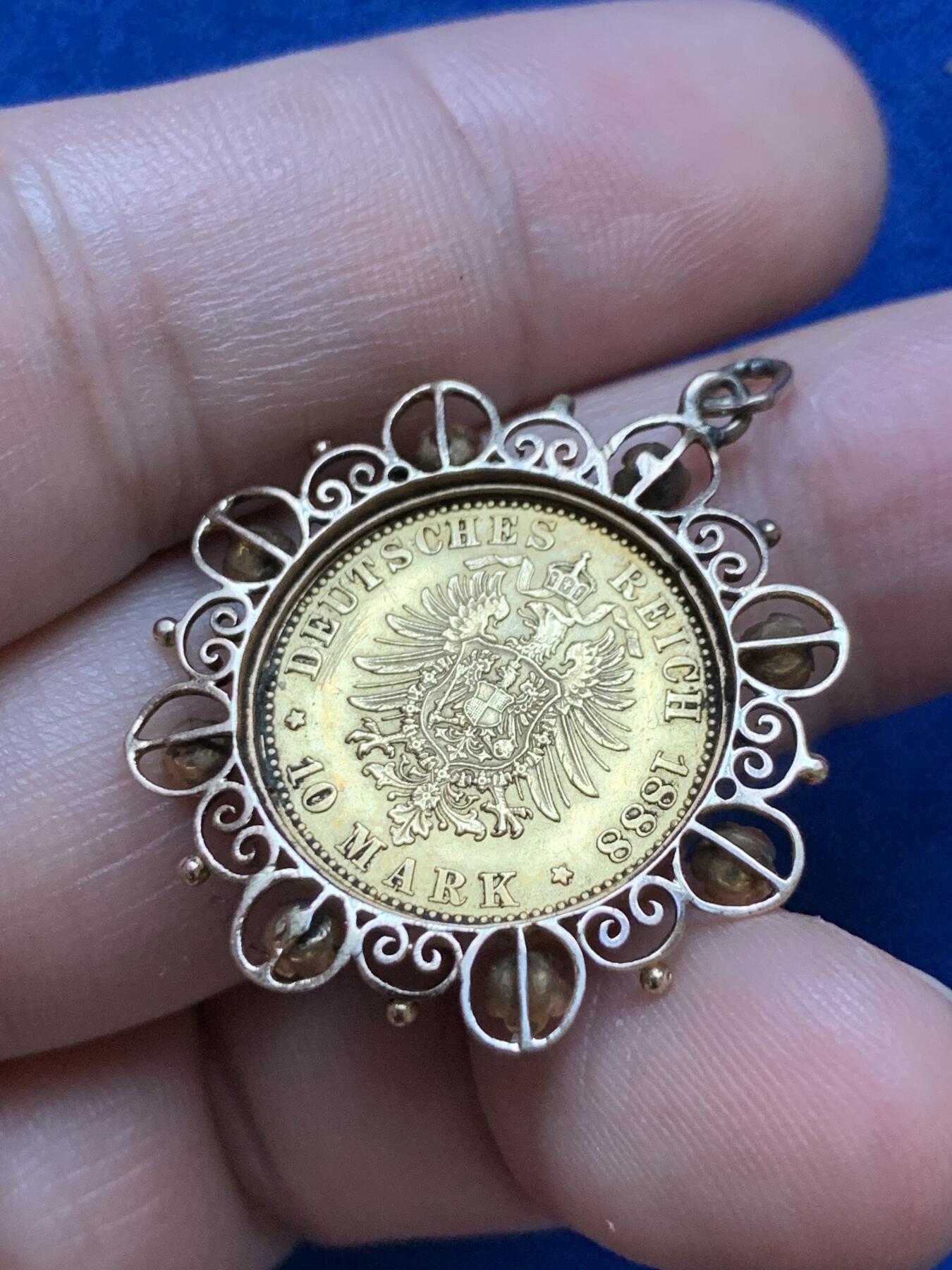 《竞宝斋》第290场- 周日，周一，周二 3场连拍 （全场包邮） 1888年德国弗里德里希三世10马克金币吊坠 18K金包边 工艺精湛 5.94克 正面为弗里德里希三世侧颜头像，背面为普鲁士短翅鹰徽。弗里德里希三世在位99天，也称为“百日皇帝”，钱币仅有1888年这一年份，相对于他的父亲威廉一世和他的儿子威廉二世数量较少。