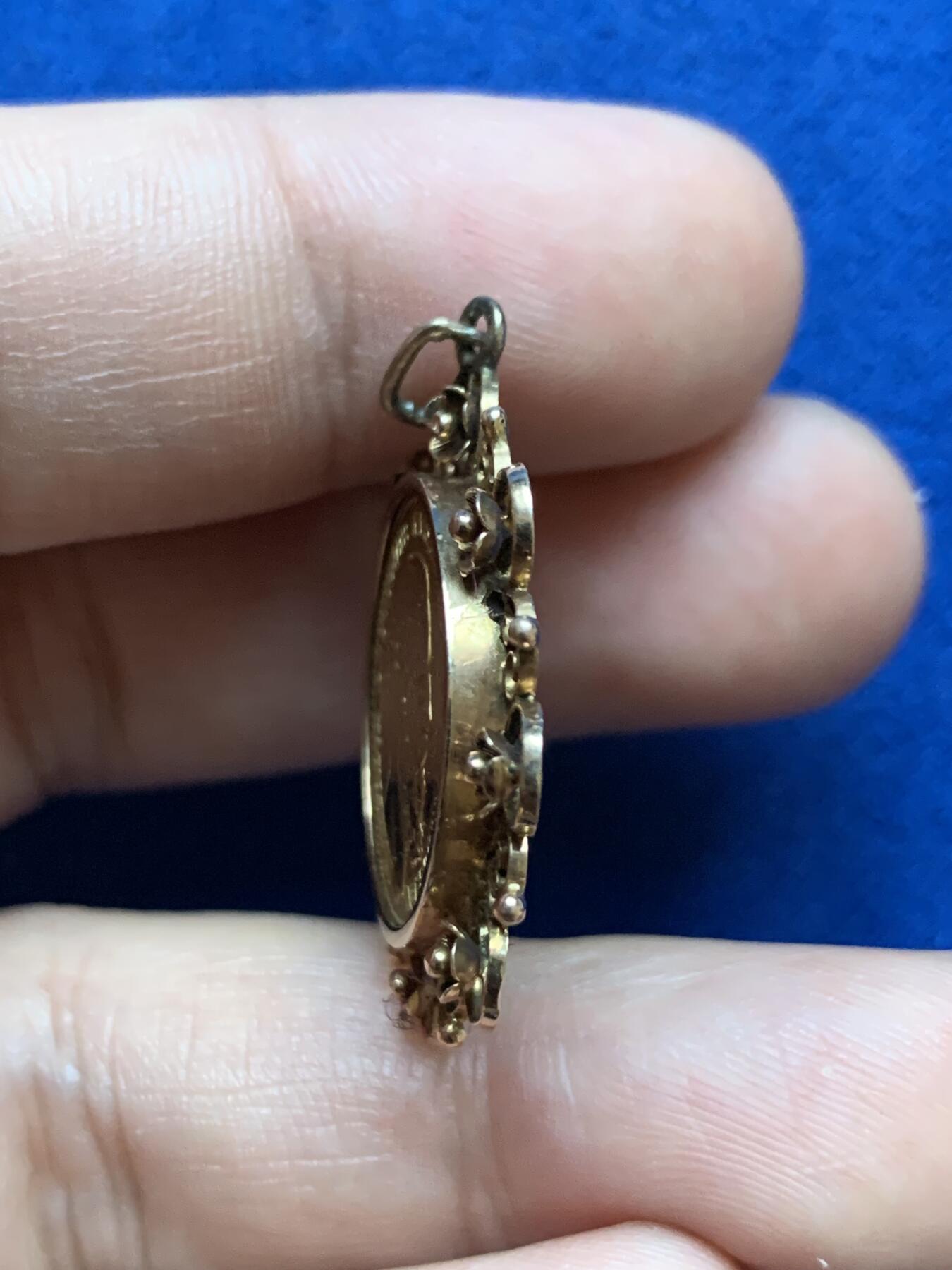 《竞宝斋》第290场- 周日，周一，周二 3场连拍 （全场包邮） 1888年德国弗里德里希三世10马克金币吊坠 18K金包边 工艺精湛 5.94克 正面为弗里德里希三世侧颜头像，背面为普鲁士短翅鹰徽。弗里德里希三世在位99天，也称为“百日皇帝”，钱币仅有1888年这一年份，相对于他的父亲威廉一世和他的儿子威廉二世数量较少。