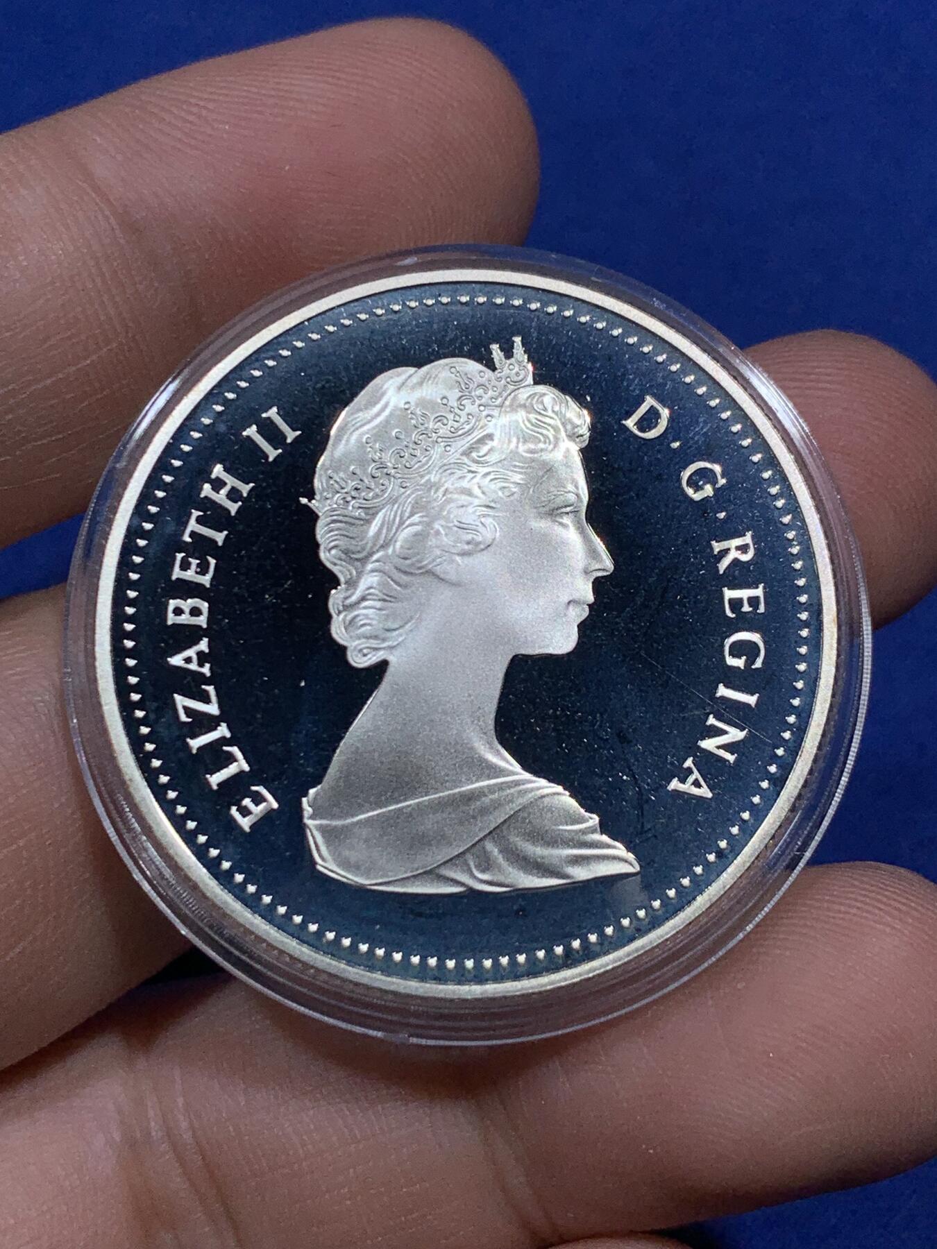 《竞宝斋》第290场- 周日，周一，周二 3场连拍 （全场包邮） 1984年加拿大多伦多市成立100周年纪念精制银币 正面为伊丽莎白二世女王年轻时右向胸像 背面为水面划船的印第安人背景为多伦多轮廓