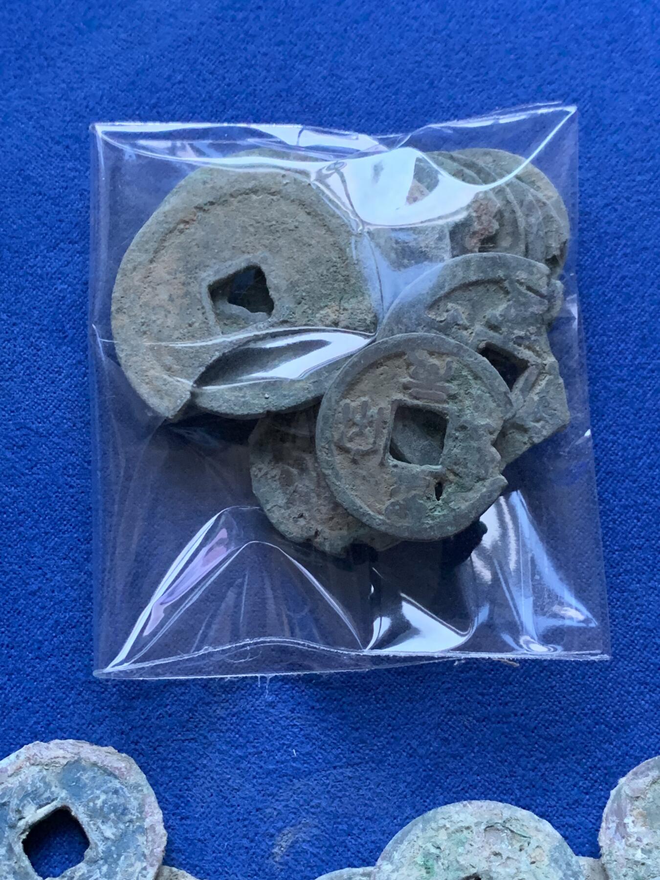 《竞宝斋》第290场- 周日，周一，周二 3场连拍 （全场包邮） 南北宋钱150余枚 锈色佳，含很多开元，政和，太平， 包含许多七八级版。坑口不错。赠送一袋漏裂的折钱，可以回家当趣味品玩。