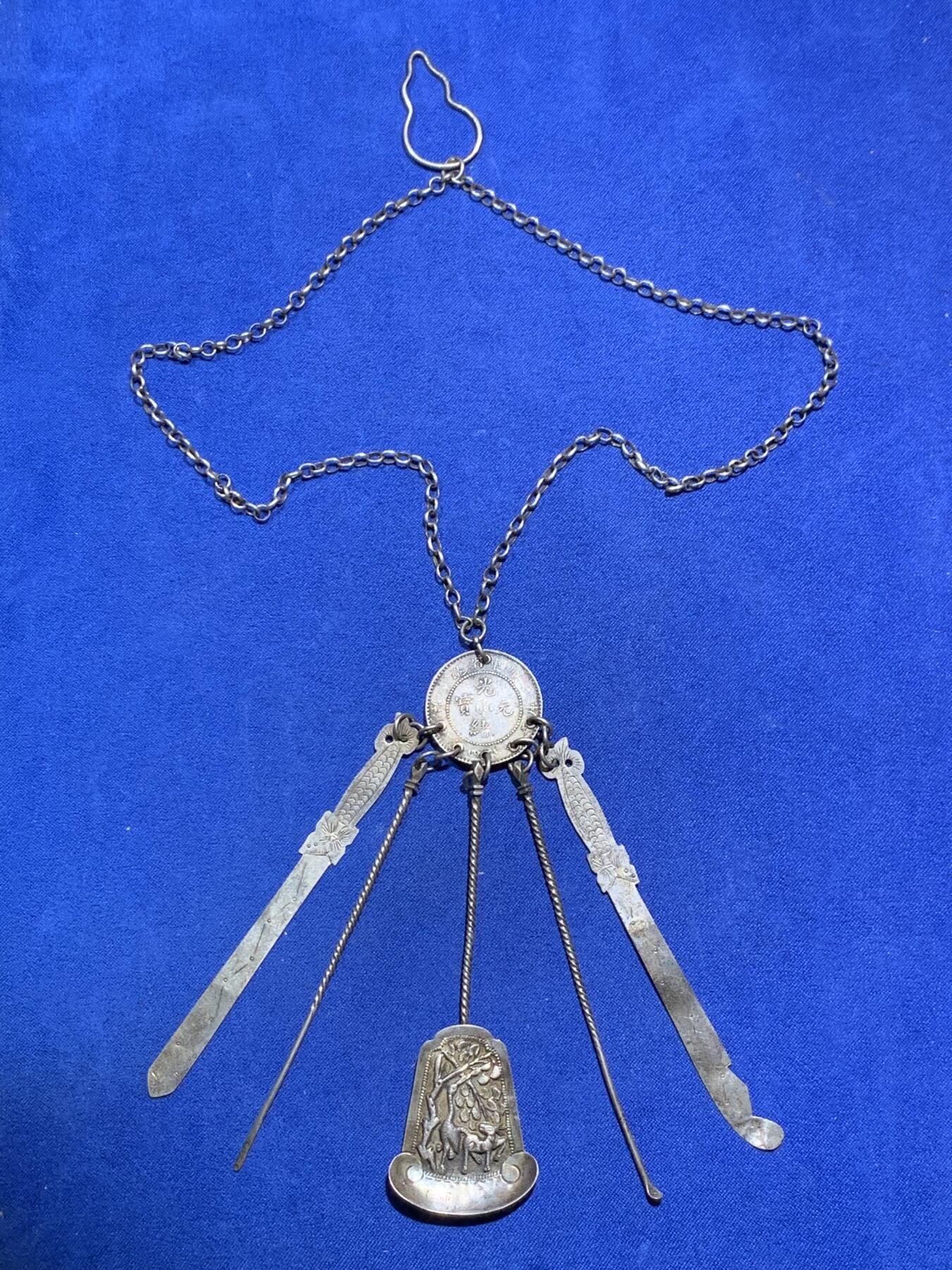 《竞宝斋》第290场- 周日，周一，周二 3场连拍 （全场包邮） 民国时期银质压襟，带泰昌银楼戳记，由广东光绪元宝改制而成非常稀少和漂亮，下挂银剑银刀银扇挖耳勺和银针 22克