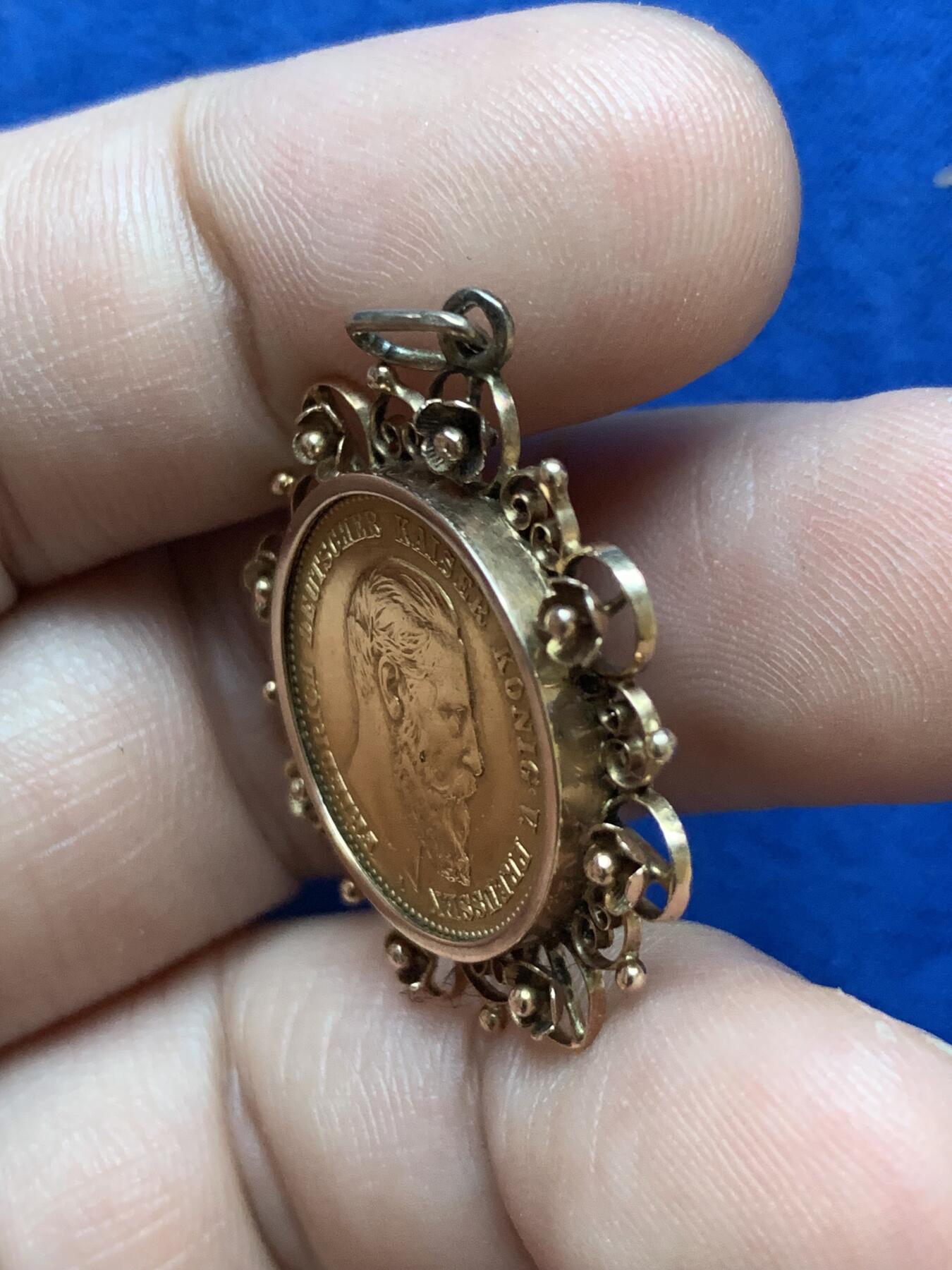 《竞宝斋》第290场- 周日，周一，周二 3场连拍 （全场包邮） 1888年德国弗里德里希三世10马克金币吊坠 18K金包边 工艺精湛 5.94克 正面为弗里德里希三世侧颜头像，背面为普鲁士短翅鹰徽。弗里德里希三世在位99天，也称为“百日皇帝”，钱币仅有1888年这一年份，相对于他的父亲威廉一世和他的儿子威廉二世数量较少。