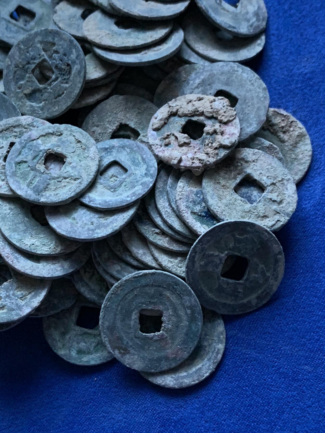 《竞宝斋》第290场- 周日，周一，周二 3场连拍 （全场包邮） 南北宋钱150余枚 锈色佳，含很多开元，政和，太平， 包含许多七八级版。坑口不错。赠送一袋漏裂的折钱，可以回家当趣味品玩。