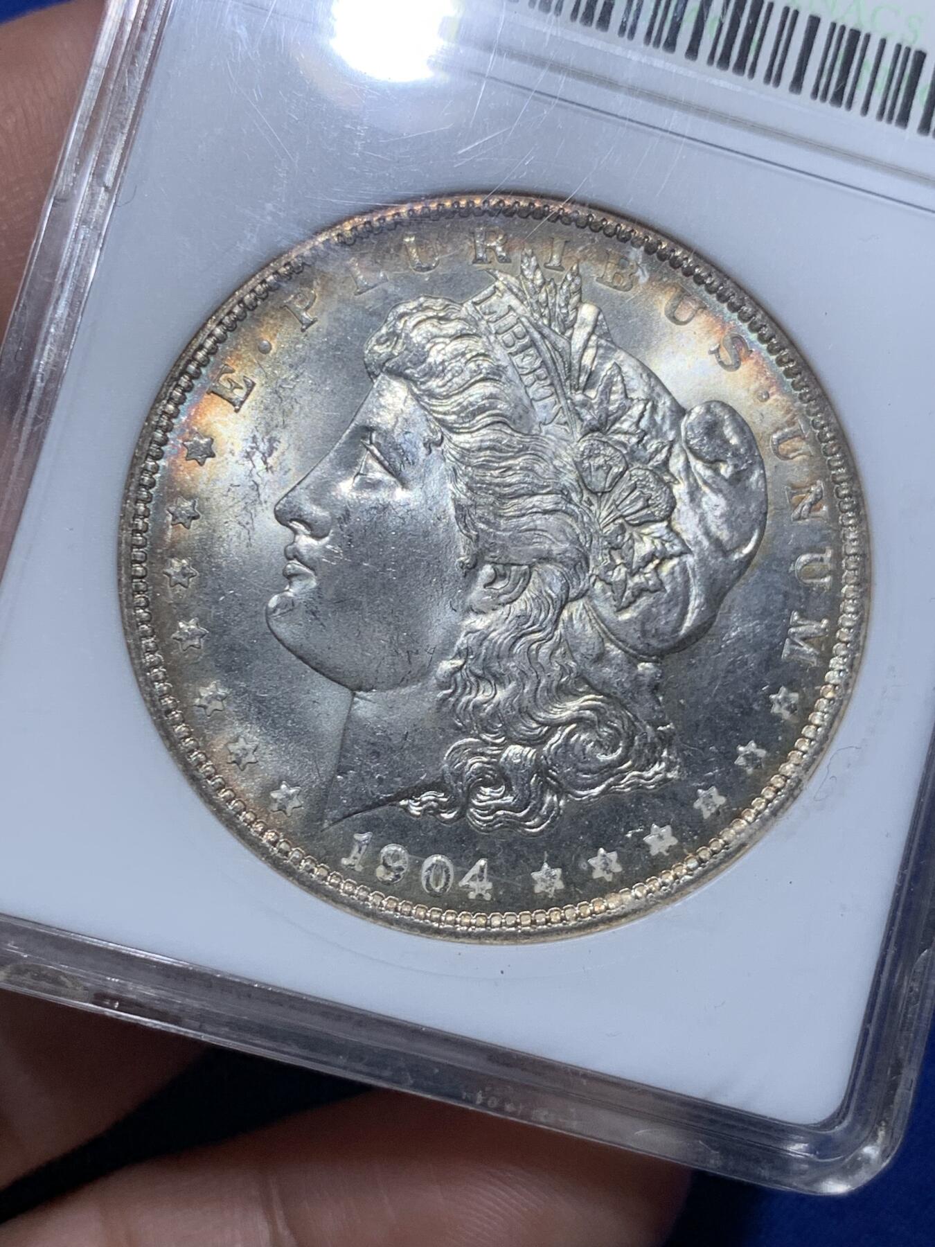 《竞宝斋》第290场- 周日，周一，周二 3场连拍 （全场包邮） ANACS MS64 美国 1904年 1美元 摩根银币 双面镜面感都很足 可以媲美PL 略少年份 环彩包浆 绝版盒子 收藏佳品