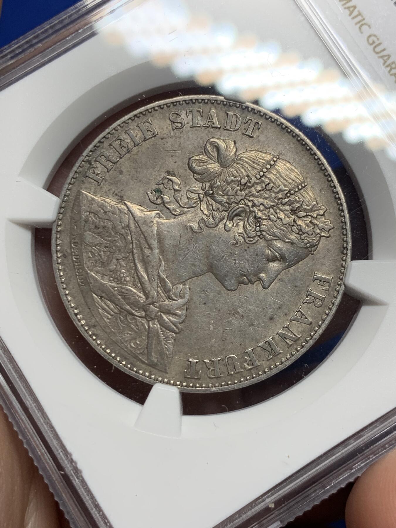 《竞宝斋》第290场- 周日，周一，周二 3场连拍 （全场包邮） NGC AU53 德国1860法兰克福少女泰勒银币 自然老包浆带底光 全鹰毛 实物更漂亮