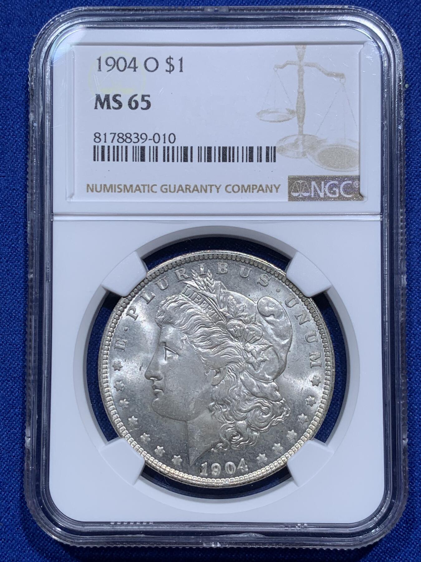 《竞宝斋》第290场- 周日，周一，周二 3场连拍 （全场包邮） NGC MS65 美国1904摩根银币 车轮光 底板非常干净 鲜有划丝磕碰 在摩根中十分难得