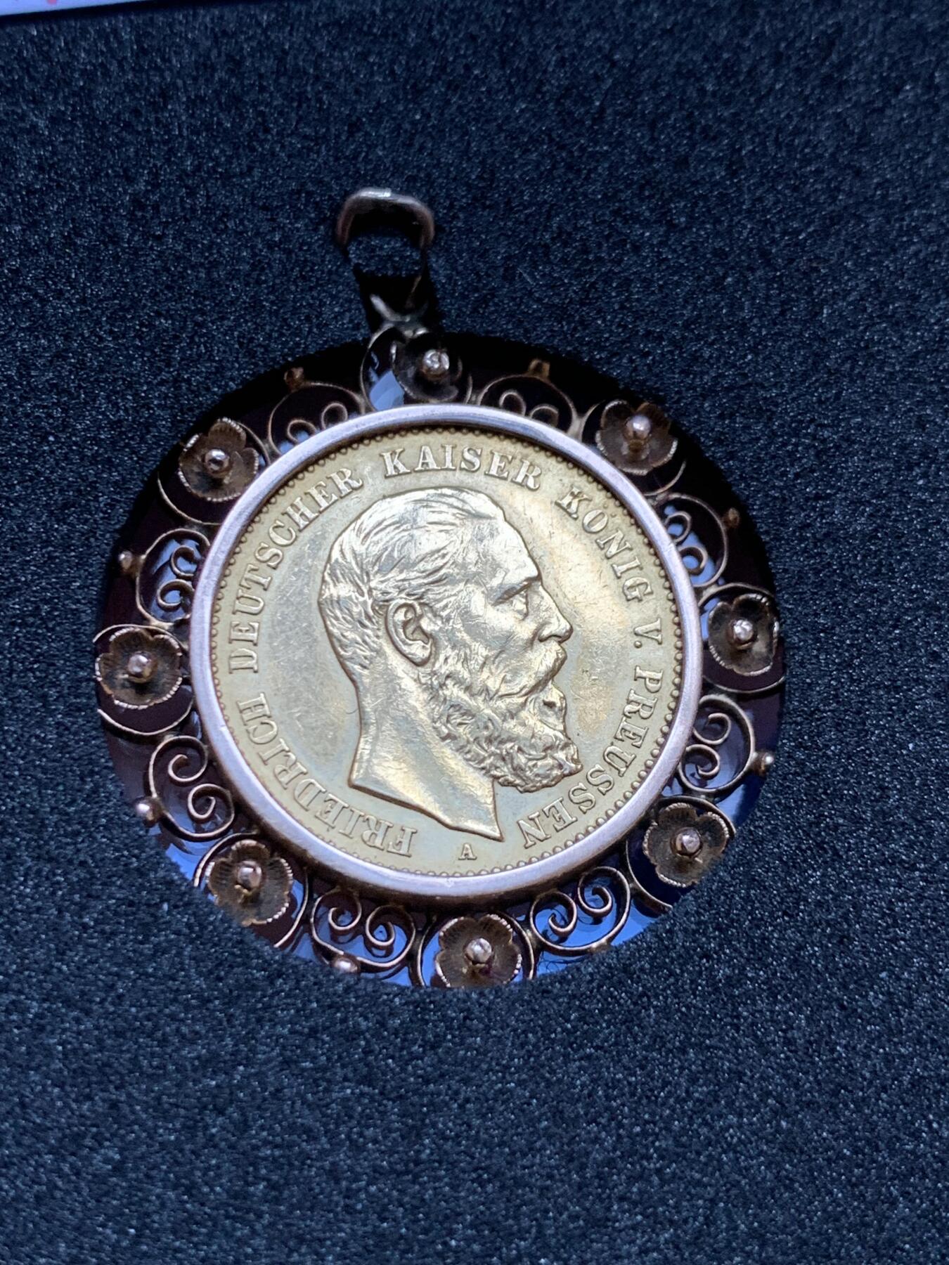 《竞宝斋》第290场- 周日，周一，周二 3场连拍 （全场包邮） 1888年德国弗里德里希三世10马克金币吊坠 18K金包边 工艺精湛 5.94克 正面为弗里德里希三世侧颜头像，背面为普鲁士短翅鹰徽。弗里德里希三世在位99天，也称为“百日皇帝”，钱币仅有1888年这一年份，相对于他的父亲威廉一世和他的儿子威廉二世数量较少。