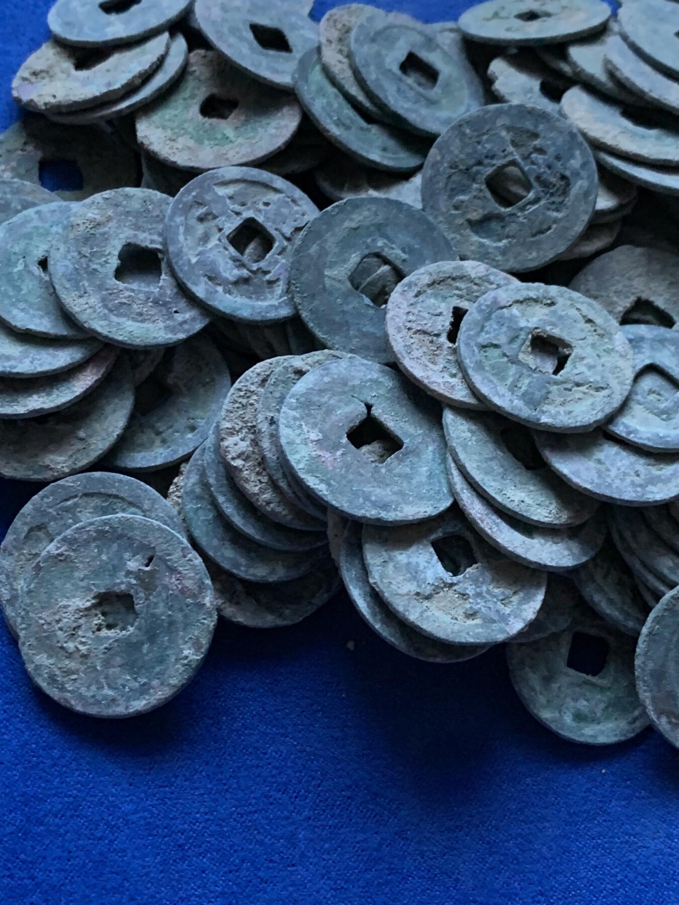 《竞宝斋》第290场- 周日，周一，周二 3场连拍 （全场包邮） 南北宋钱150余枚 锈色佳，含很多开元，政和，太平， 包含许多七八级版。坑口不错。赠送一袋漏裂的折钱，可以回家当趣味品玩。