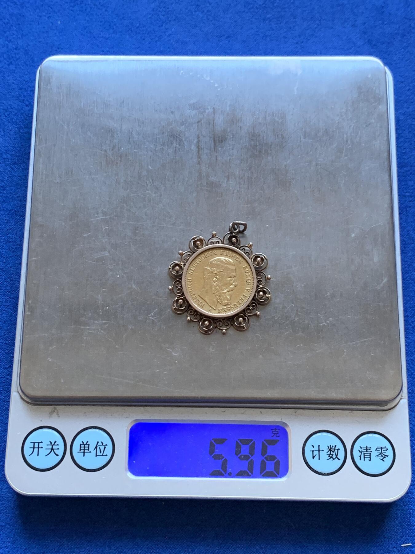 《竞宝斋》第290场- 周日，周一，周二 3场连拍 （全场包邮） 1888年德国弗里德里希三世10马克金币吊坠 18K金包边 工艺精湛 5.94克 正面为弗里德里希三世侧颜头像，背面为普鲁士短翅鹰徽。弗里德里希三世在位99天，也称为“百日皇帝”，钱币仅有1888年这一年份，相对于他的父亲威廉一世和他的儿子威廉二世数量较少。