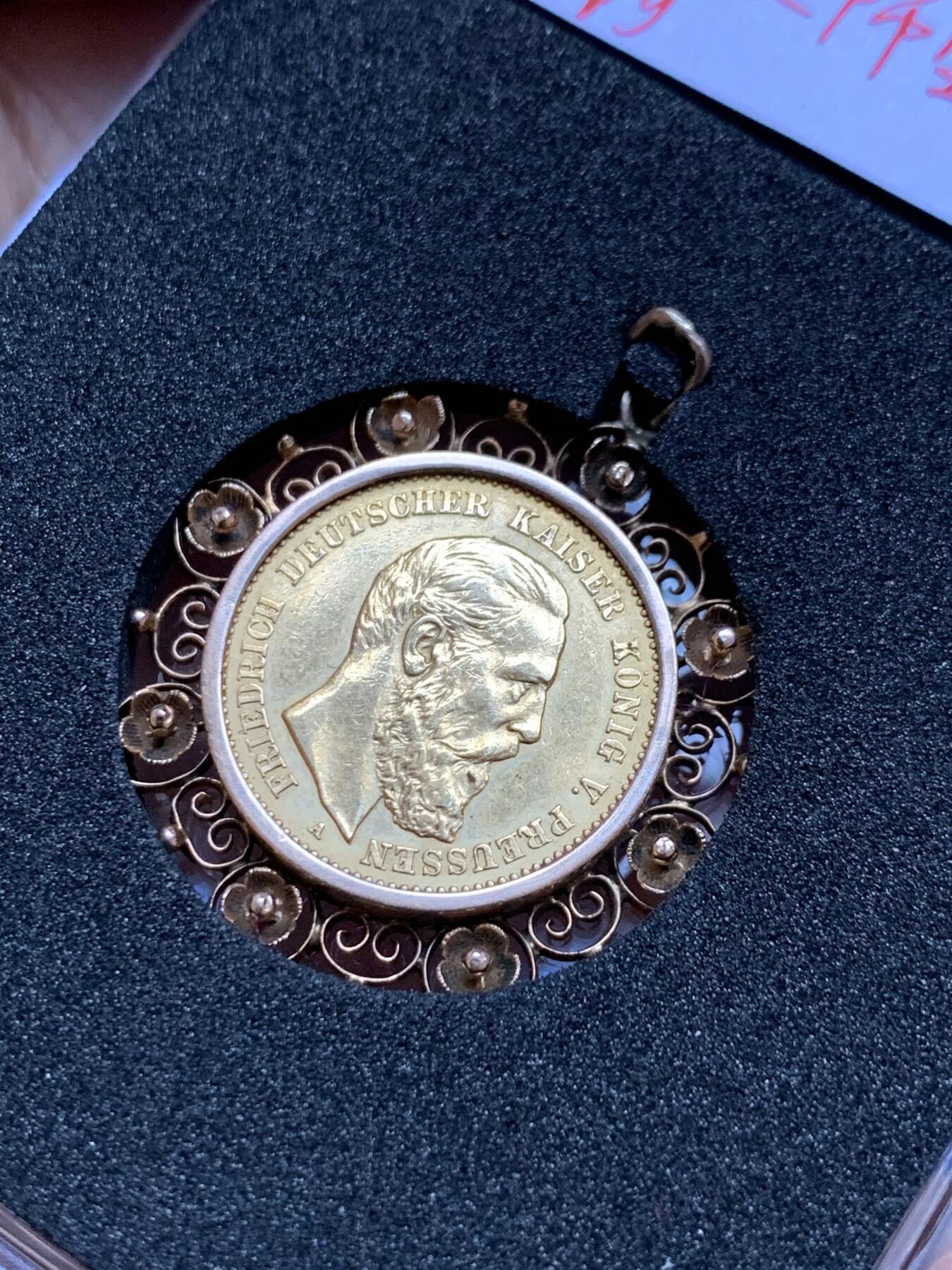 《竞宝斋》第290场- 周日，周一，周二 3场连拍 （全场包邮） 1888年德国弗里德里希三世10马克金币吊坠 18K金包边 工艺精湛 5.94克 正面为弗里德里希三世侧颜头像，背面为普鲁士短翅鹰徽。弗里德里希三世在位99天，也称为“百日皇帝”，钱币仅有1888年这一年份，相对于他的父亲威廉一世和他的儿子威廉二世数量较少。