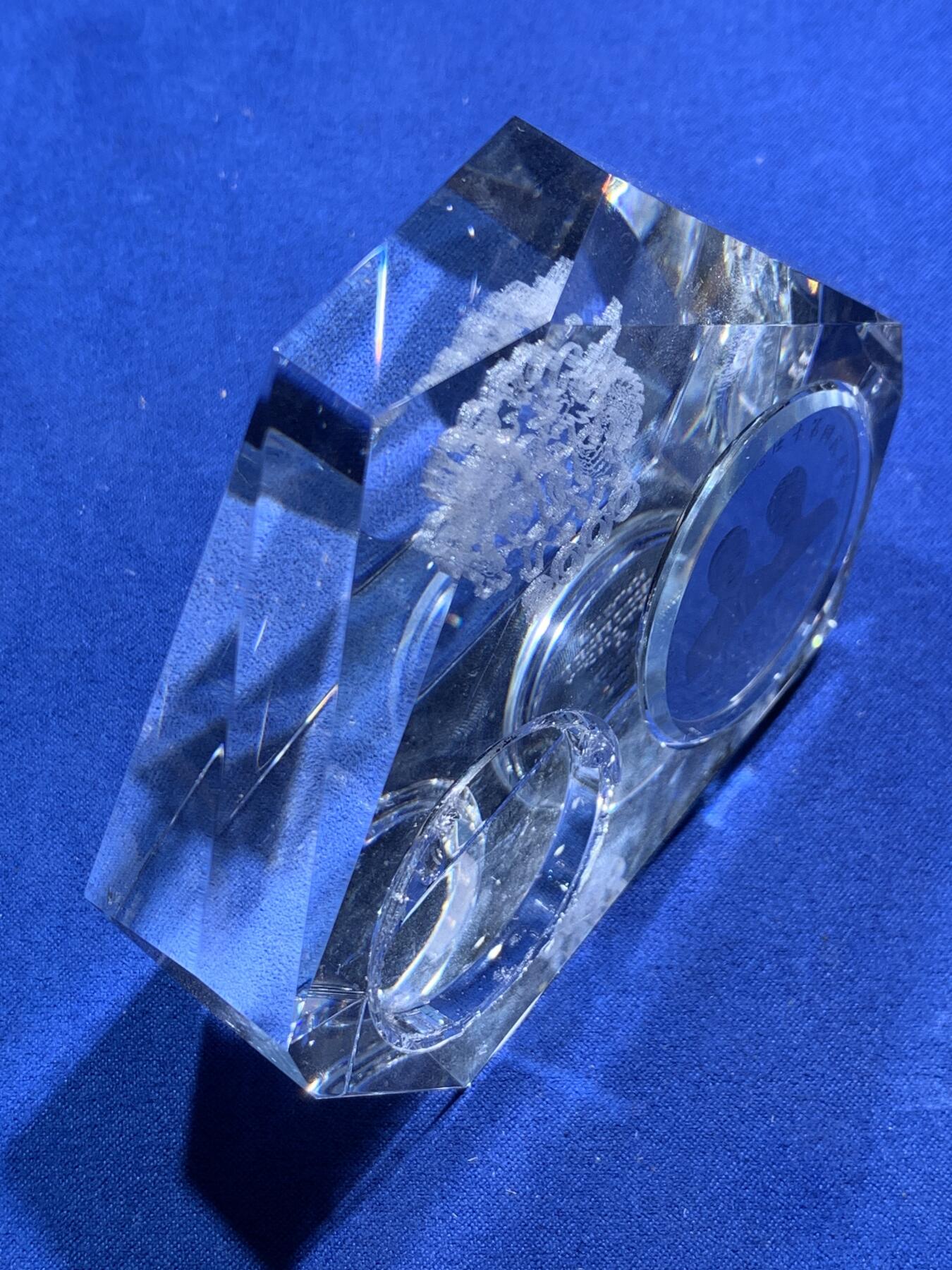 《竞宝斋》第290场- 周日，周一，周二 3场连拍 （全场包邮） 台湾省 省长 精制大银币 塑封状态，十分厚重，可当摆件。金价大涨，金币已被扣出熔了，附带当时台湾那边的购买凭证和证书 细节见图