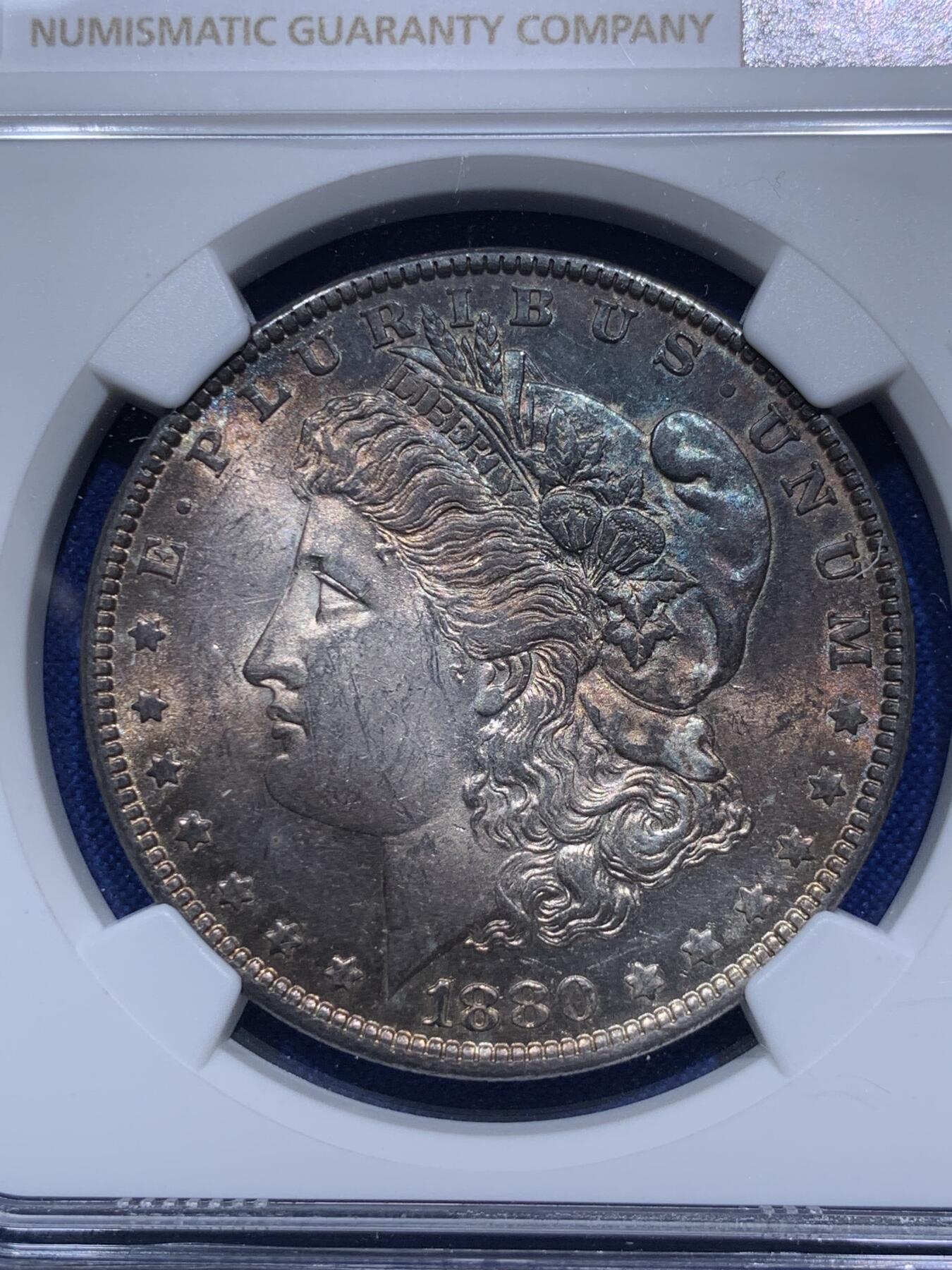 《竞宝斋》第290场- 周日，周一，周二 3场连拍 （全场包邮） NGC AU58 美国1880年O版爆彩摩根 非常漂亮的半月彩绒布包浆 小特年