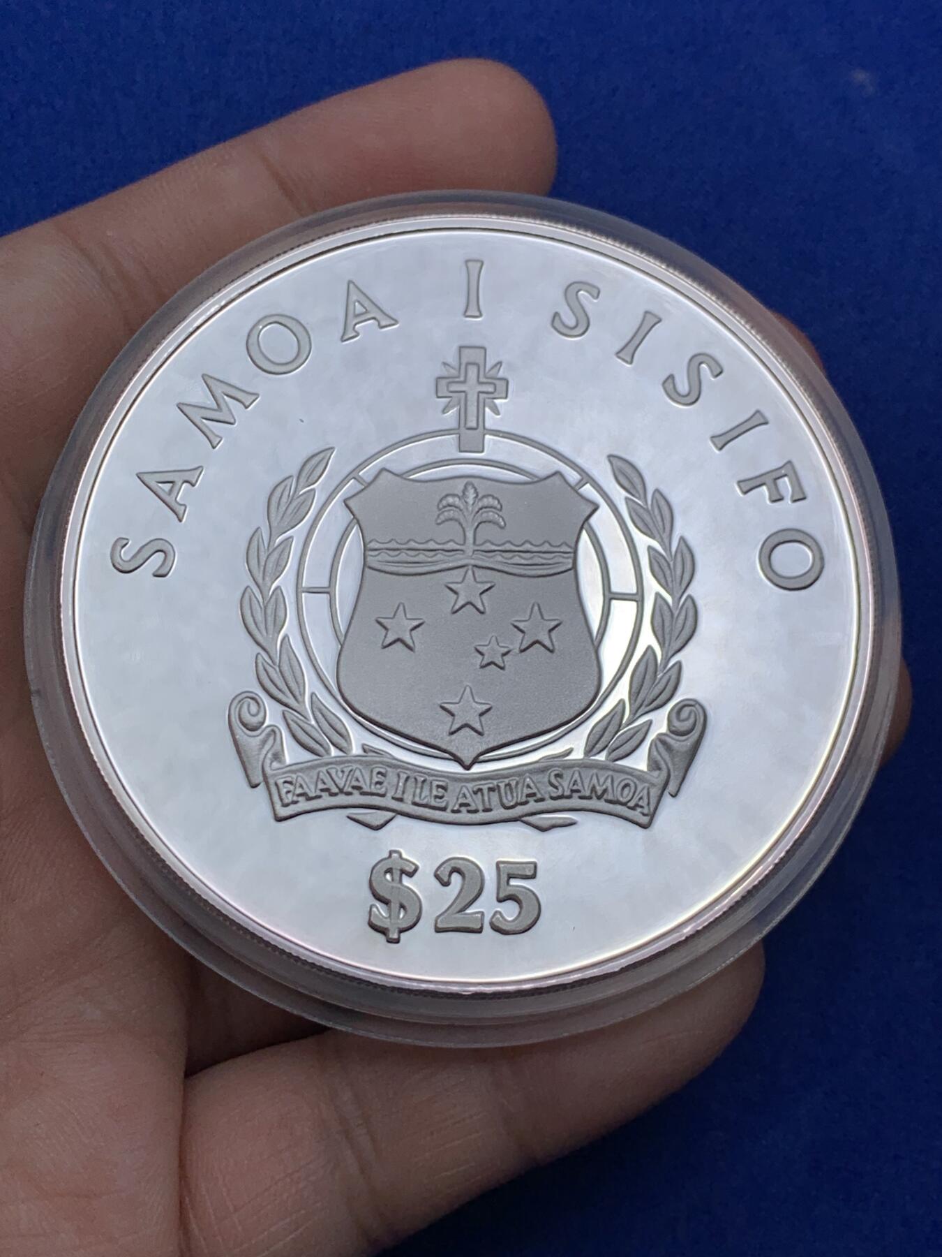 《竞宝斋》第290场- 周日，周一，周二 3场连拍 （全场包邮） 1986西萨摩亚“康提基”号25塔拉纪念银币 5oz 纯度99.9% 直径65mm 原盒原证（证书号：09532） 1988年克劳斯最具艺术币（Most Artistic Coin）