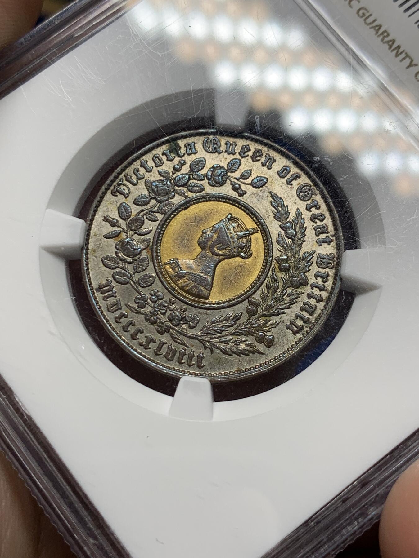 《竞宝斋》第290场- 周日，周一，周二 3场连拍 （全场包邮） NGC AU55 英国 1848年 维多利亚女王双色克朗  转光明显 稀缺品种