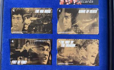 《卡拍》第298期拍卖7月27日晚22：10时延时截拍 香港限量珍藏版电话卡《李小龙电影-唐山大兄、死亡游戏、精武门、猛龙过江》，密码电话卡四全，上网卡四全，两套过期新卡带册。