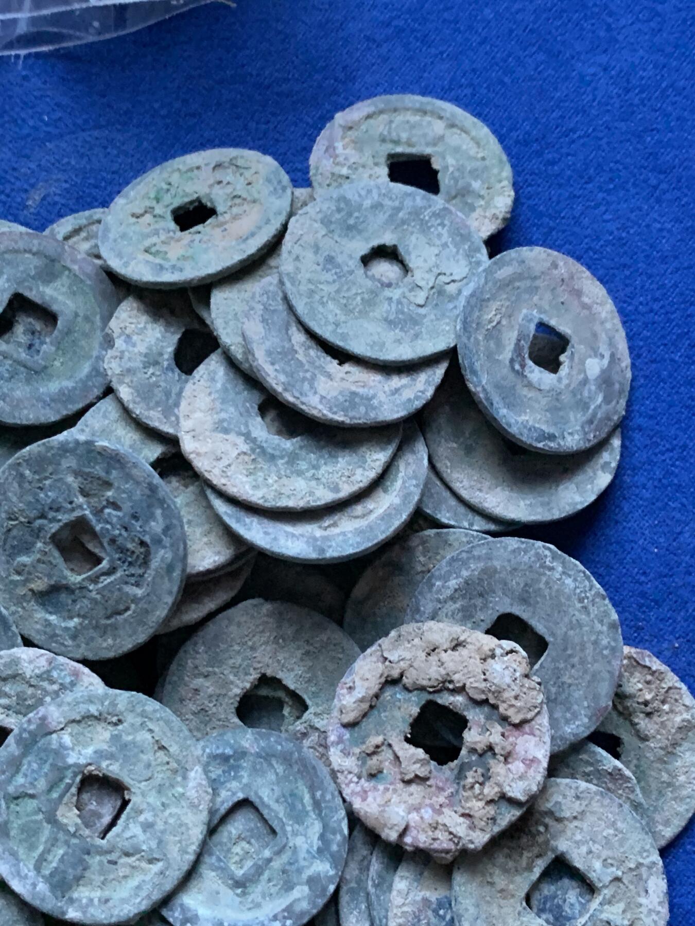 《竞宝斋》第290场- 周日，周一，周二 3场连拍 （全场包邮） 南北宋钱150余枚 锈色佳，含很多开元，政和，太平， 包含许多七八级版。坑口不错。赠送一袋漏裂的折钱，可以回家当趣味品玩。