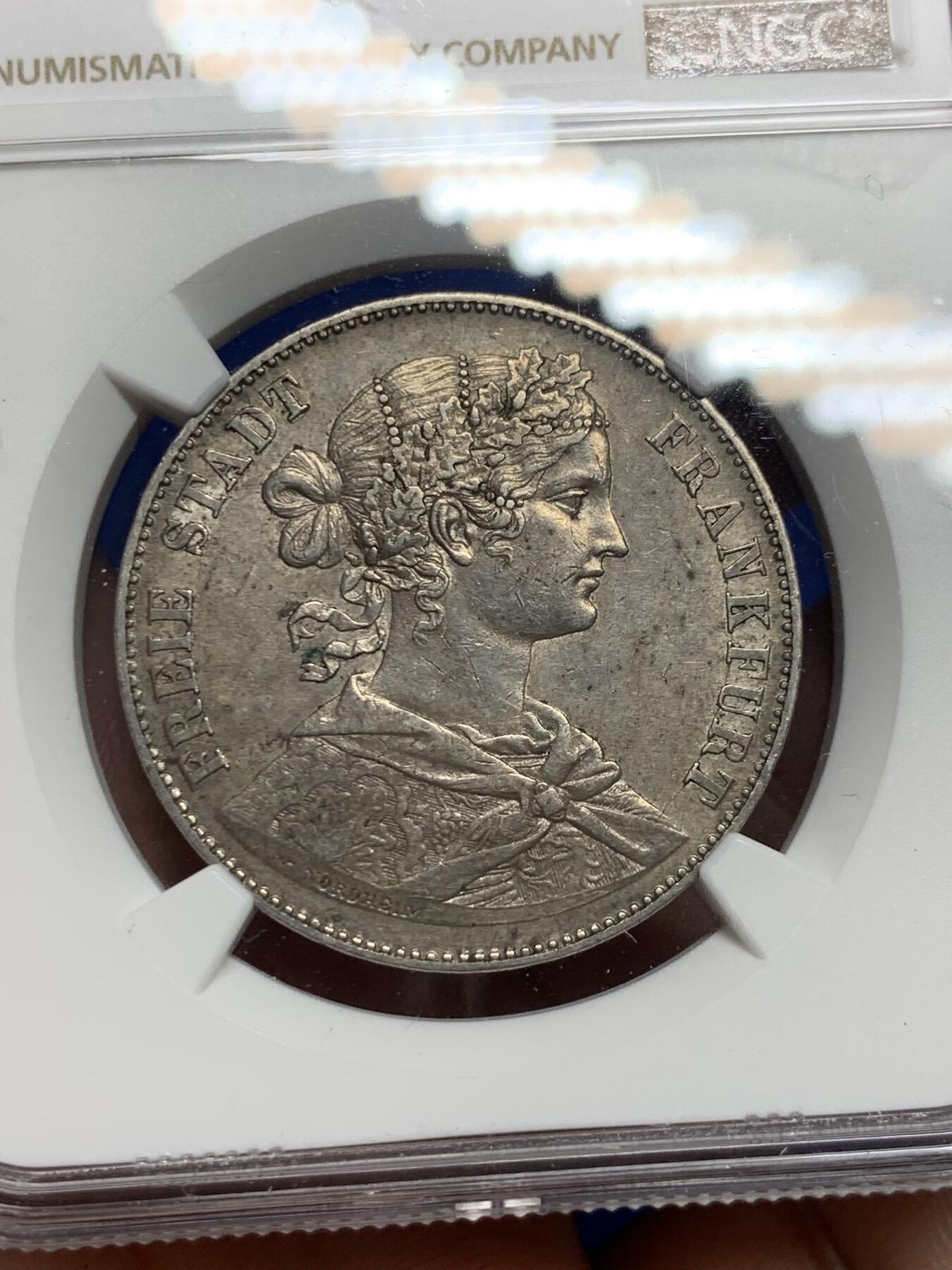 《竞宝斋》第290场- 周日，周一，周二 3场连拍 （全场包邮） NGC AU53 德国1860法兰克福少女泰勒银币 自然老包浆带底光 全鹰毛 实物更漂亮