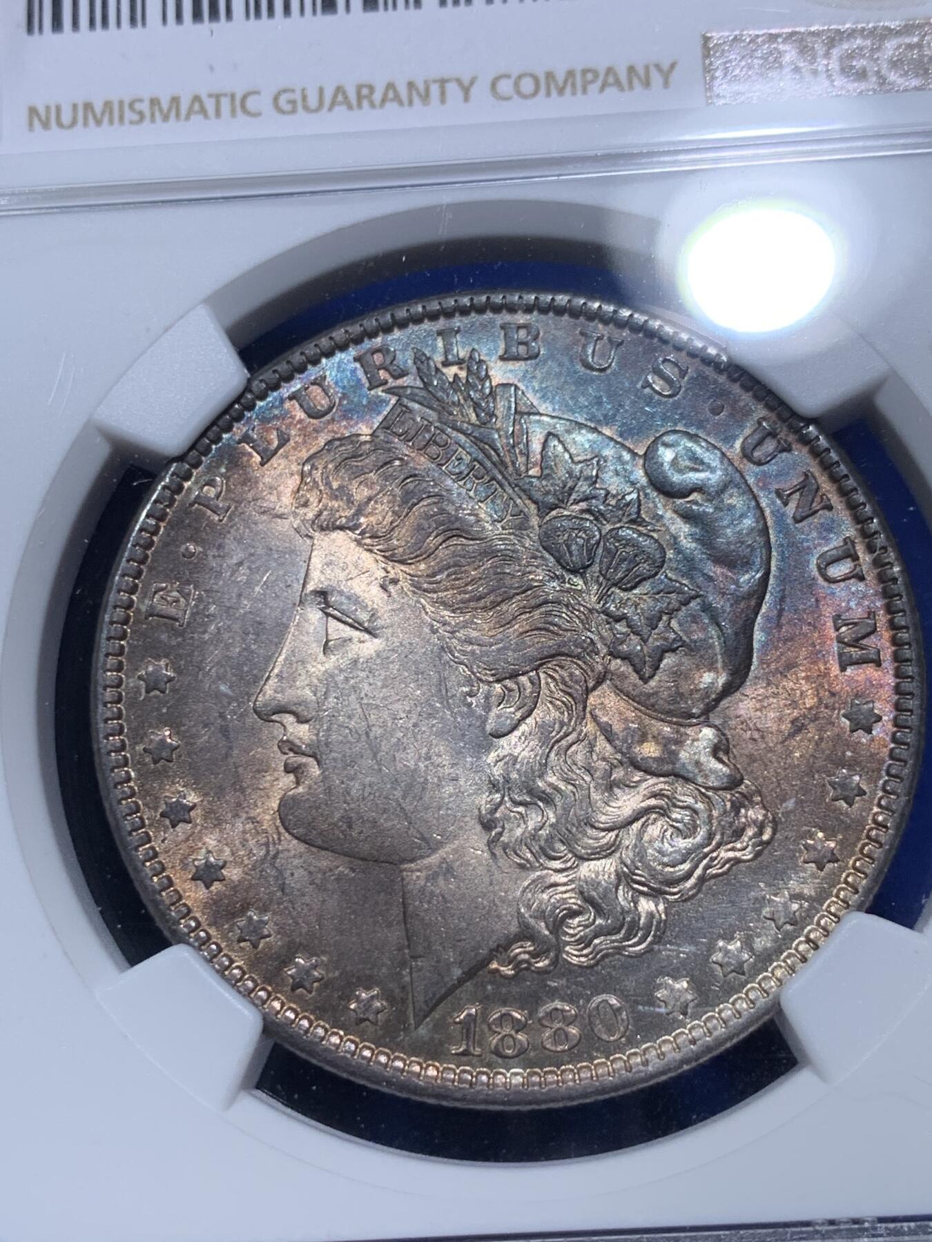 《竞宝斋》第290场- 周日，周一，周二 3场连拍 （全场包邮） NGC AU58 美国1880年O版爆彩摩根 非常漂亮的半月彩绒布包浆 小特年