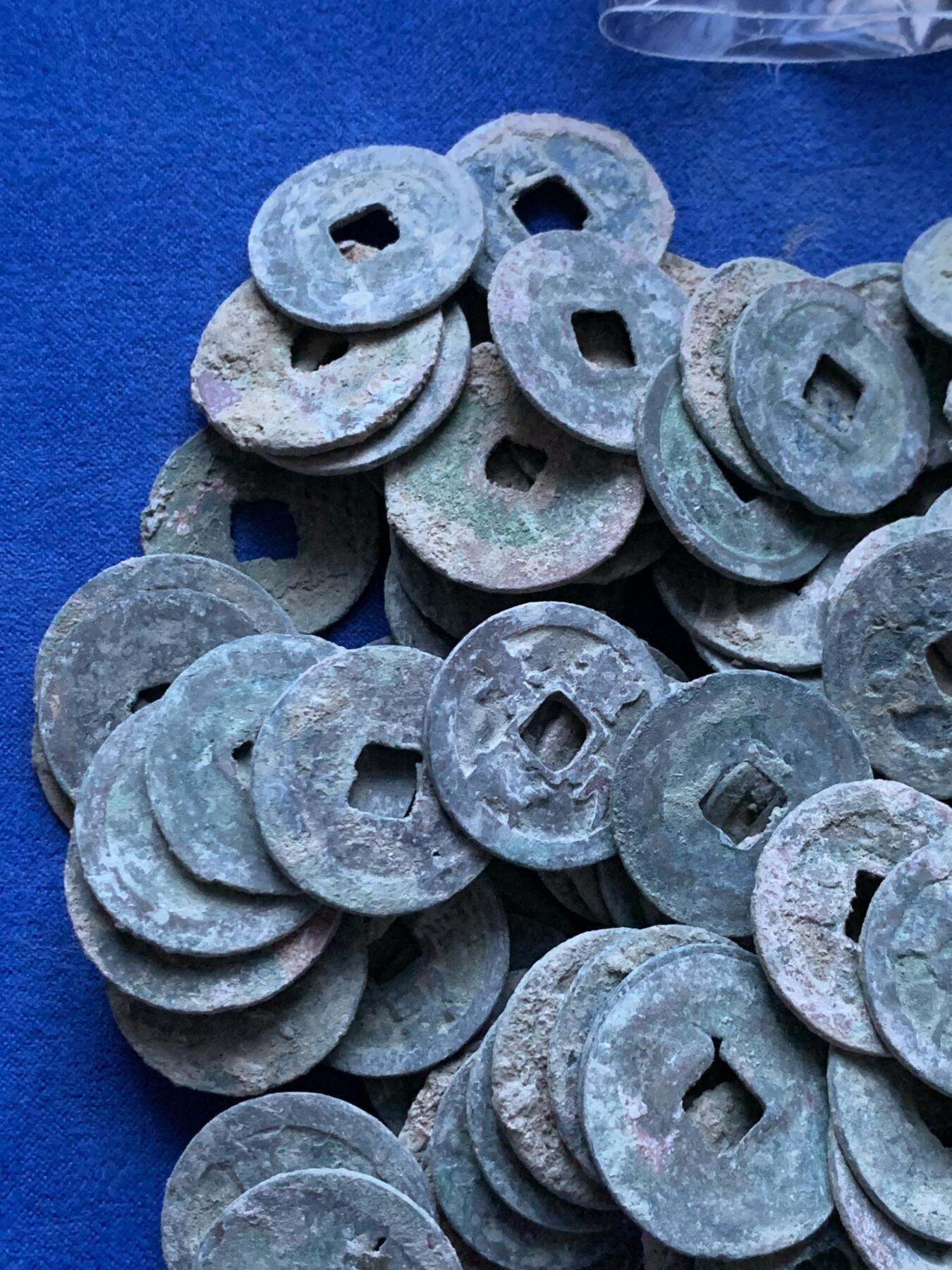 《竞宝斋》第290场- 周日，周一，周二 3场连拍 （全场包邮） 南北宋钱150余枚 锈色佳，含很多开元，政和，太平， 包含许多七八级版。坑口不错。赠送一袋漏裂的折钱，可以回家当趣味品玩。