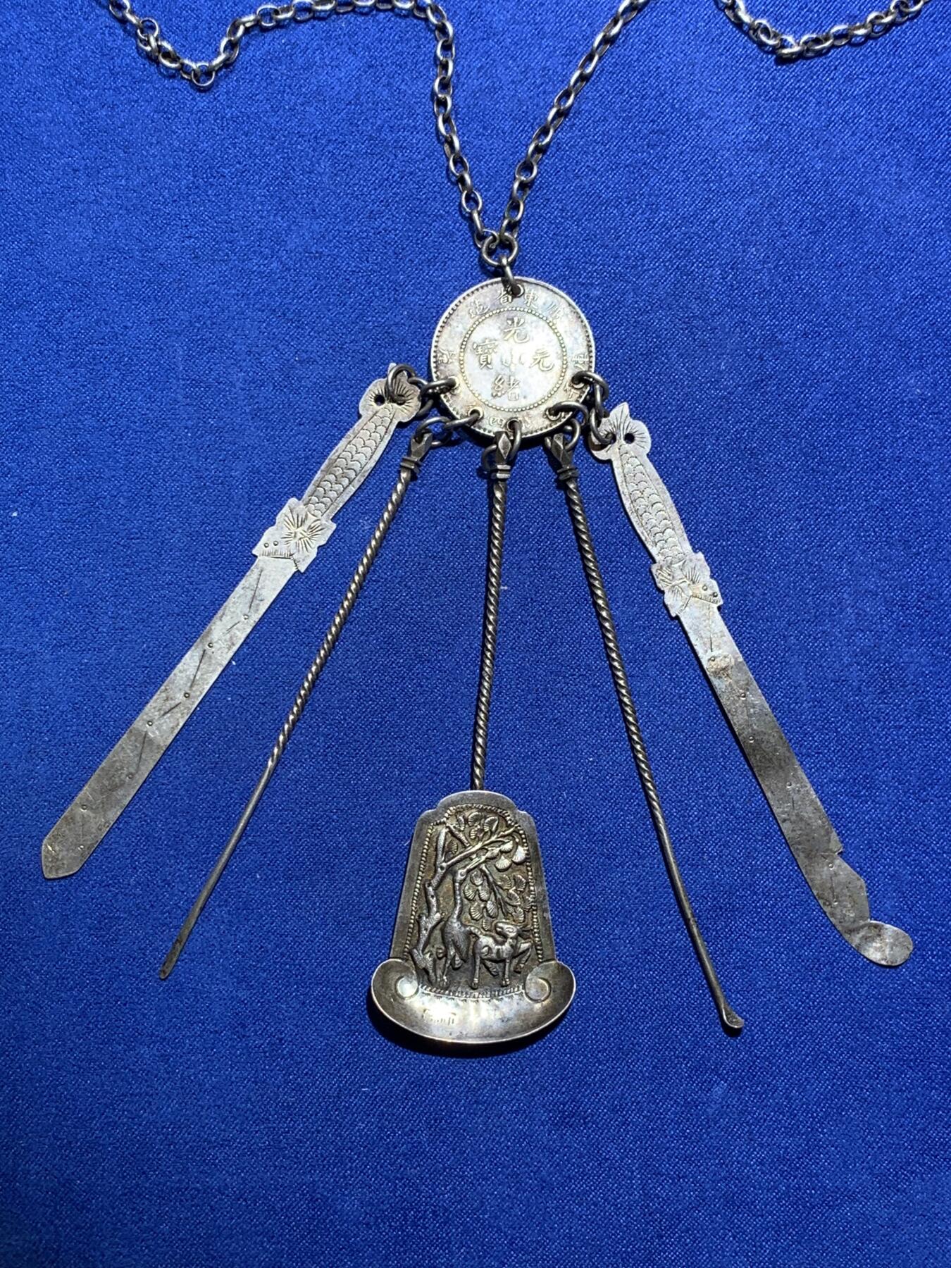 《竞宝斋》第290场- 周日，周一，周二 3场连拍 （全场包邮） 民国时期银质压襟，带泰昌银楼戳记，由广东光绪元宝改制而成非常稀少和漂亮，下挂银剑银刀银扇挖耳勺和银针 22克