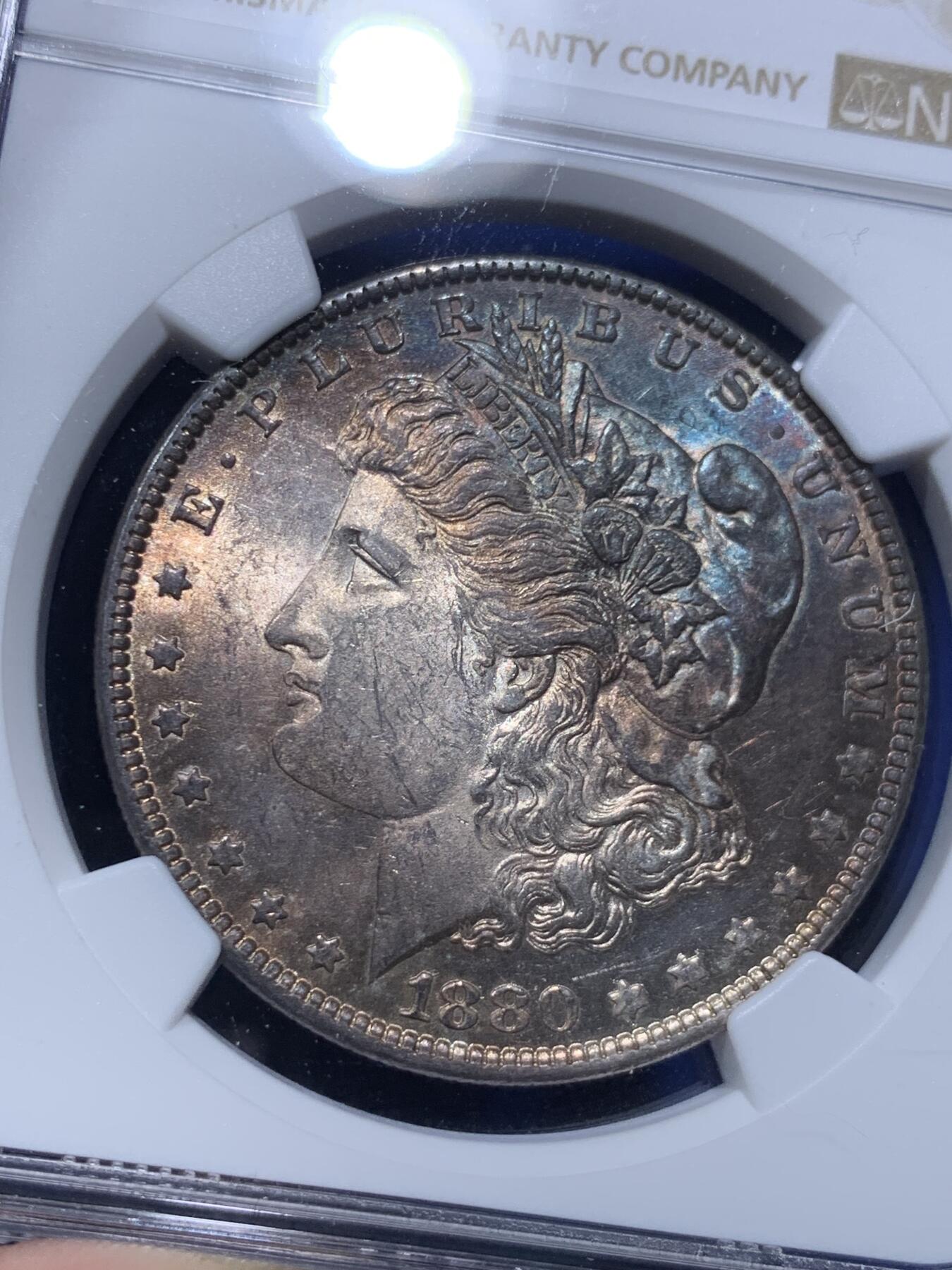 《竞宝斋》第290场- 周日，周一，周二 3场连拍 （全场包邮） NGC AU58 美国1880年O版爆彩摩根 非常漂亮的半月彩绒布包浆 小特年