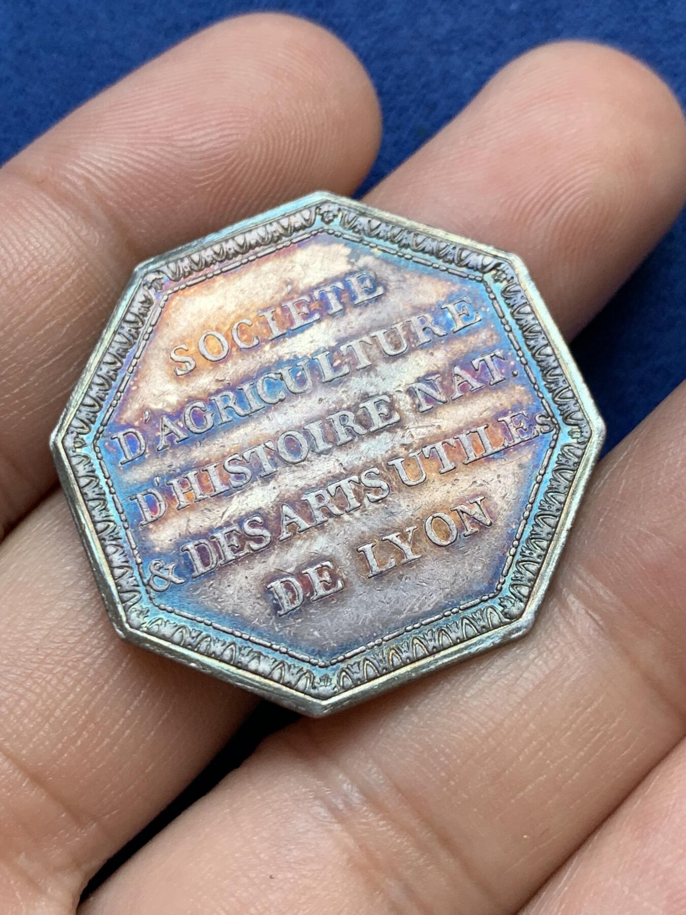 《竞宝斋》第291场- 周日，周一，周二 3场连拍 （全场包邮） 法国里昂国家和艺术历史农业银行八角银jeton，33.3mm，10.9克，早期无边铭
