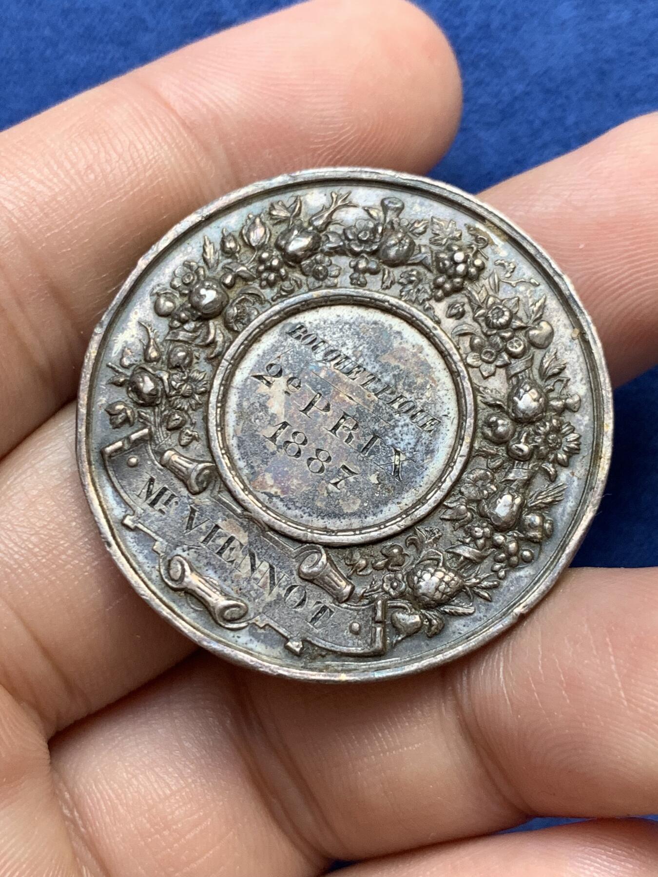 《竞宝斋》第291场- 周日，周一，周二 3场连拍 （全场包邮） 法国布吉瓦尔园艺学会银章，20.20g，37mm，丰饶角边铭，边磕碰