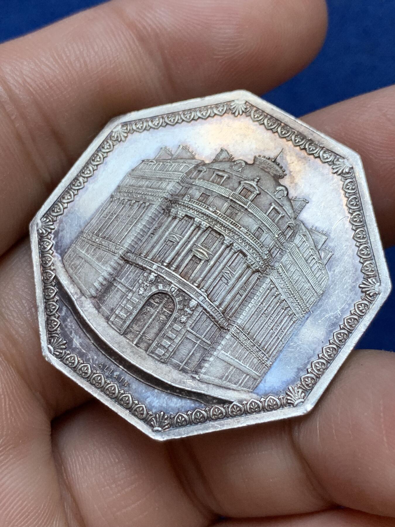 《竞宝斋》第291场- 周日，周一，周二 3场连拍 （全场包邮） 法国1863年巴黎歌剧院广场存款和活期账户公司八角银jeton，37.7mm，22.74克，蜜蜂+ARGENT边铭