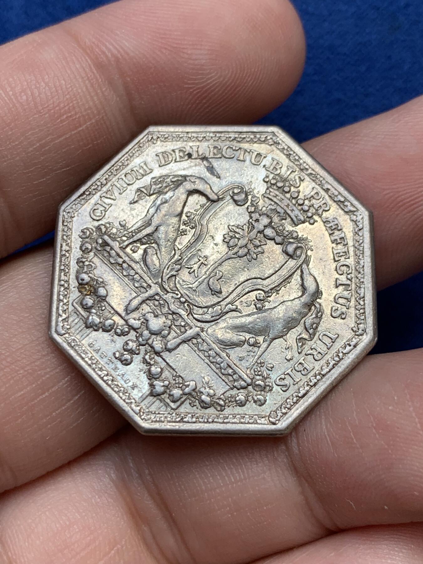 《竞宝斋》第291场- 周日，周一，周二 3场连拍 （全场包邮） 法国布列塔尼雷恩市市长盾徽八角银质代币，13.76g，32.2mm，早期无边铭