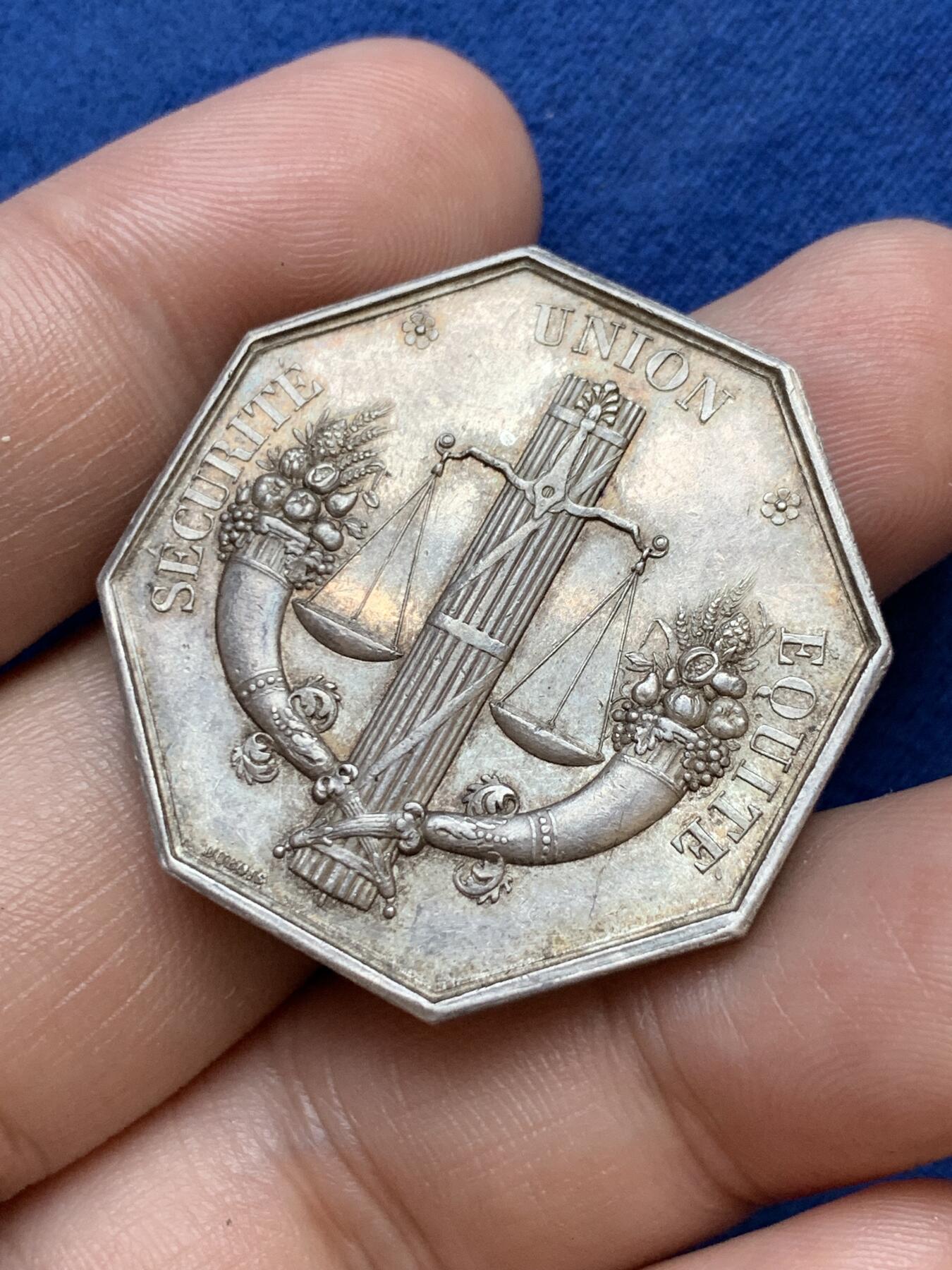 《竞宝斋》第291场- 周日，周一，周二 3场连拍 （全场包邮） 1838年法国圣克洛德火灾互助保险八角银jeton，铭文：安全，联盟，公平，34.7mm，19.26克，早期船首+ARGENT边铭（1842-1845）