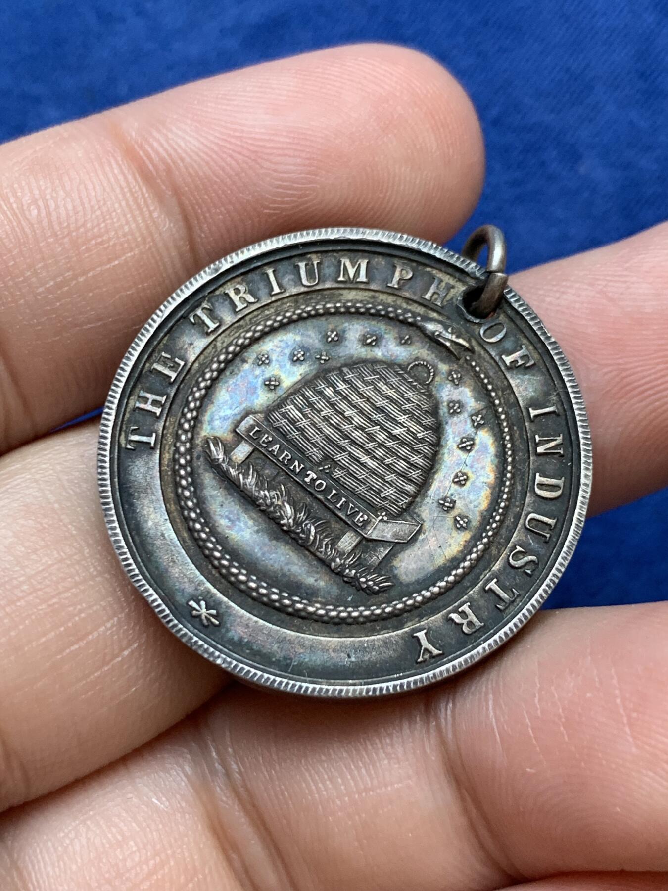 《竞宝斋》第291场- 周日，周一，周二 3场连拍 （全场包邮） 英国1880年梅登黑德工人俱乐部功绩奖励银质奖章，代币生生不息的蛇，14.73g，31.3mm