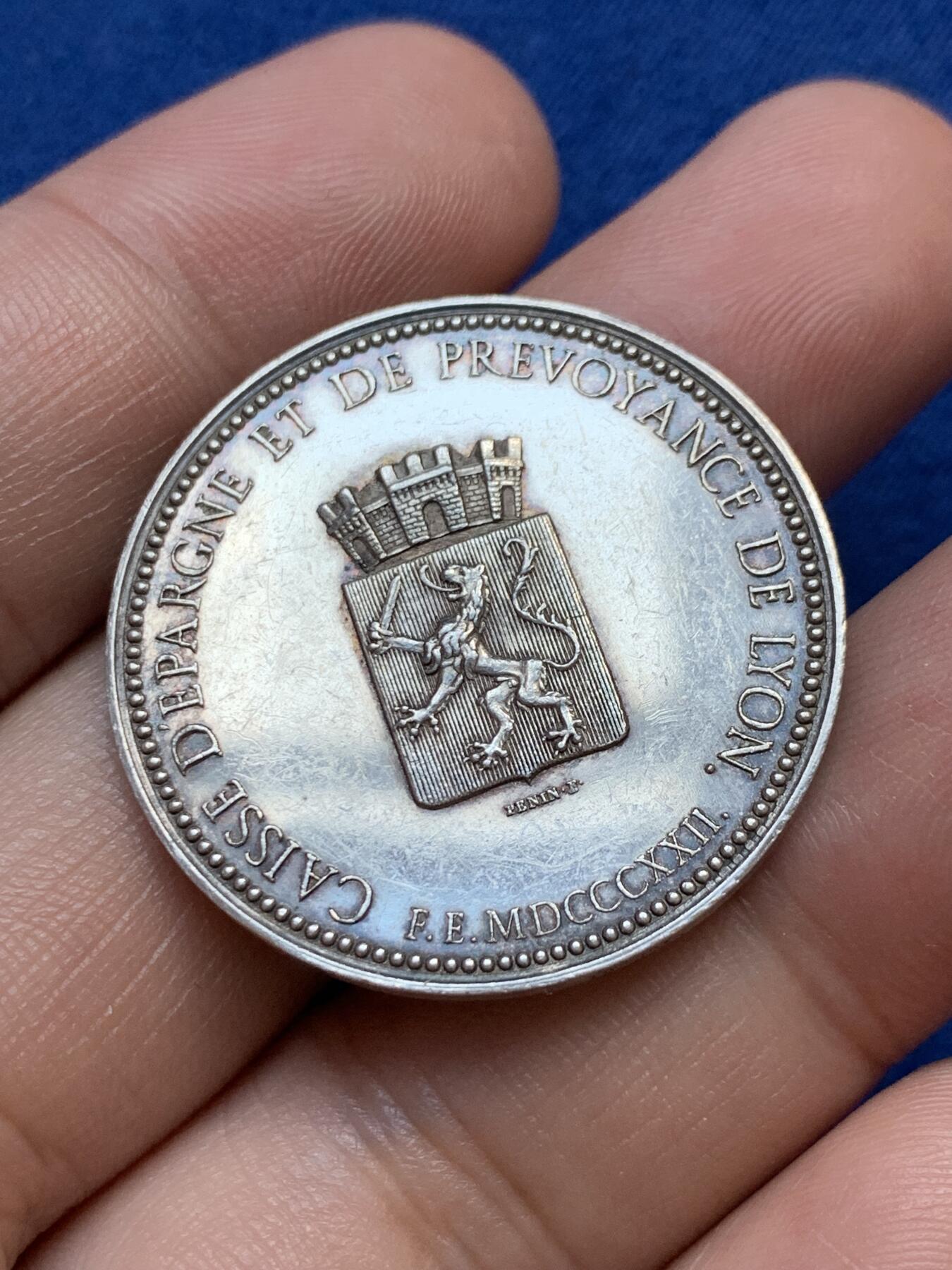 《竞宝斋》第291场- 周日，周一，周二 3场连拍 （全场包邮） 法国里昂储蓄银行银质代币，9.68g，32.5mm，手指边铭