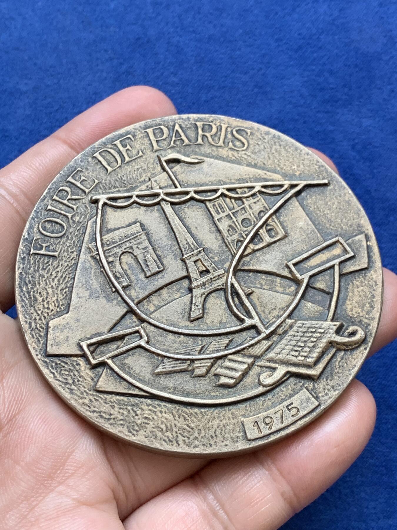 《竞宝斋》第291场- 周日，周一，周二 3场连拍 （全场包邮） 法国巴黎博览会大银章，174.49g，69mm，边铭：菱形+螃蟹