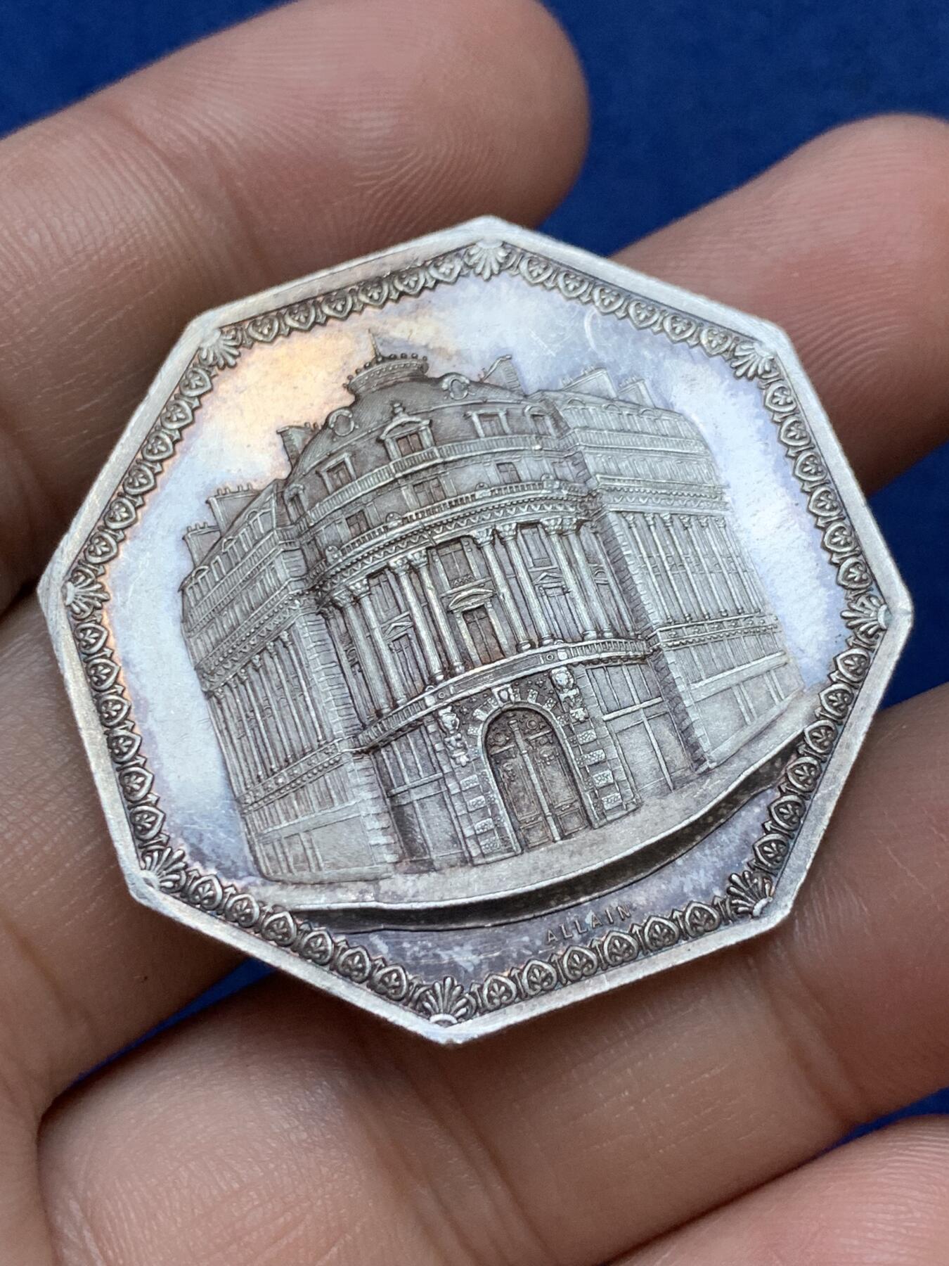 《竞宝斋》第291场- 周日，周一，周二 3场连拍 （全场包邮） 法国1863年巴黎歌剧院广场存款和活期账户公司八角银jeton，37.7mm，22.74克，蜜蜂+ARGENT边铭