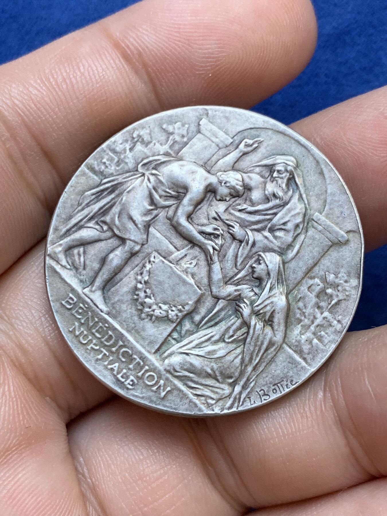 《竞宝斋》第291场- 周日，周一，周二 3场连拍 （全场包邮） 法国名誉BOTTEE五个小天使最美婚章 1898年结婚纪念 22.63克 36mm