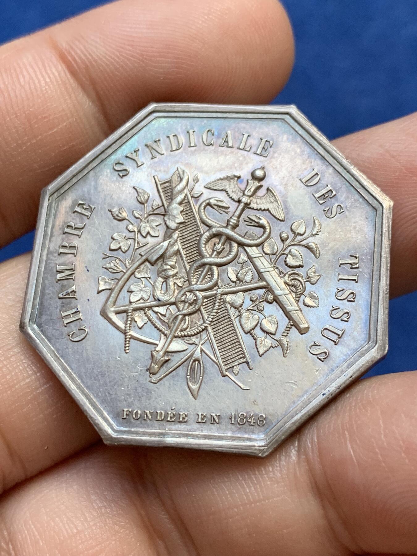 《竞宝斋》第291场- 周日，周一，周二 3场连拍 （全场包邮） 法国塞纳河工会八角银质代币，18.73g，35.7mm，丰饶角边铭