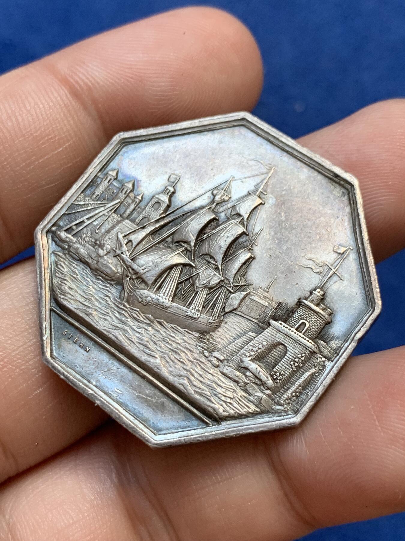 《竞宝斋》第291场- 周日，周一，周二 3场连拍 （全场包邮） 法国海上保险公司八角银质代币，擅长帆船雕刻的stern作品，18.79g，36.7mm，手指边铭