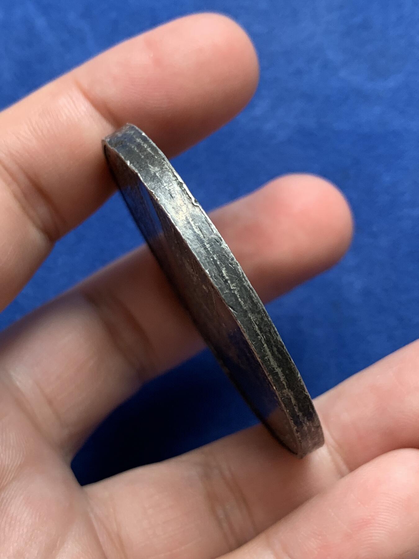 《竞宝斋》第291场- 周日，周一，周二 3场连拍 （全场包邮） 法国1855年拿破仑三世头像世博会工业宫建筑锡质圆章，46.71g，50.3mm，无边铭，有磕碰